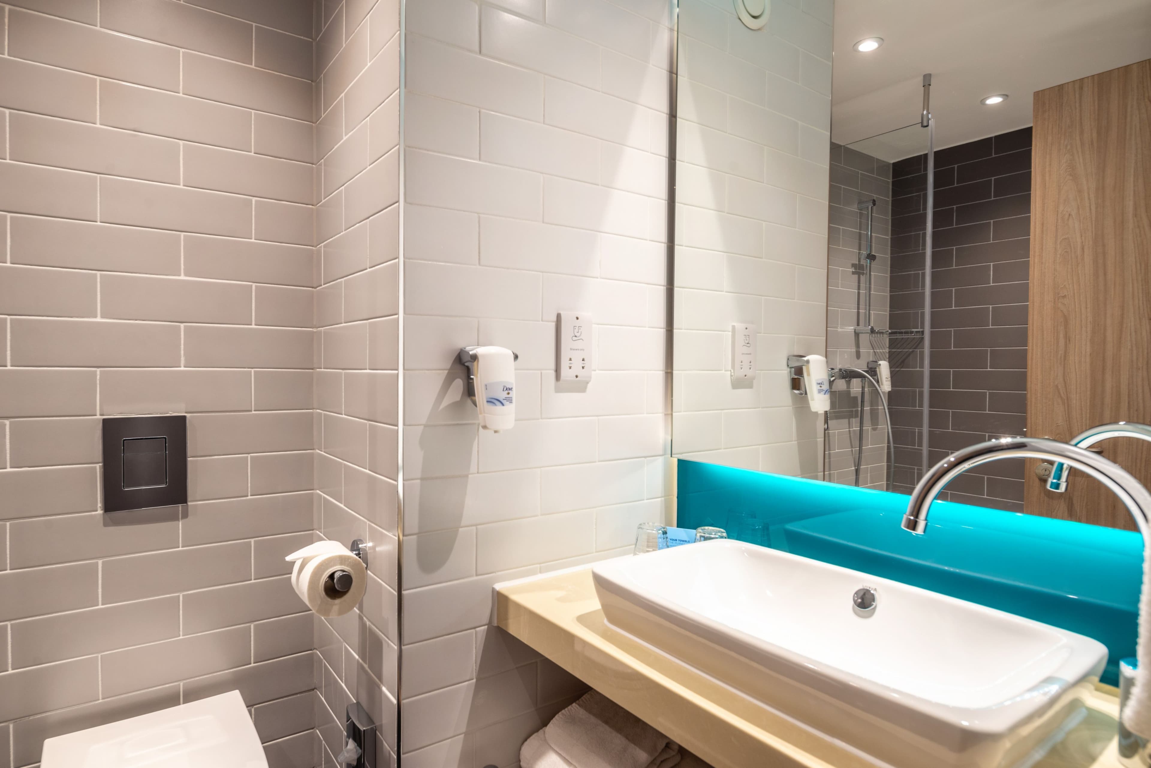Holiday Inn Express London Heathrow T4 — 7