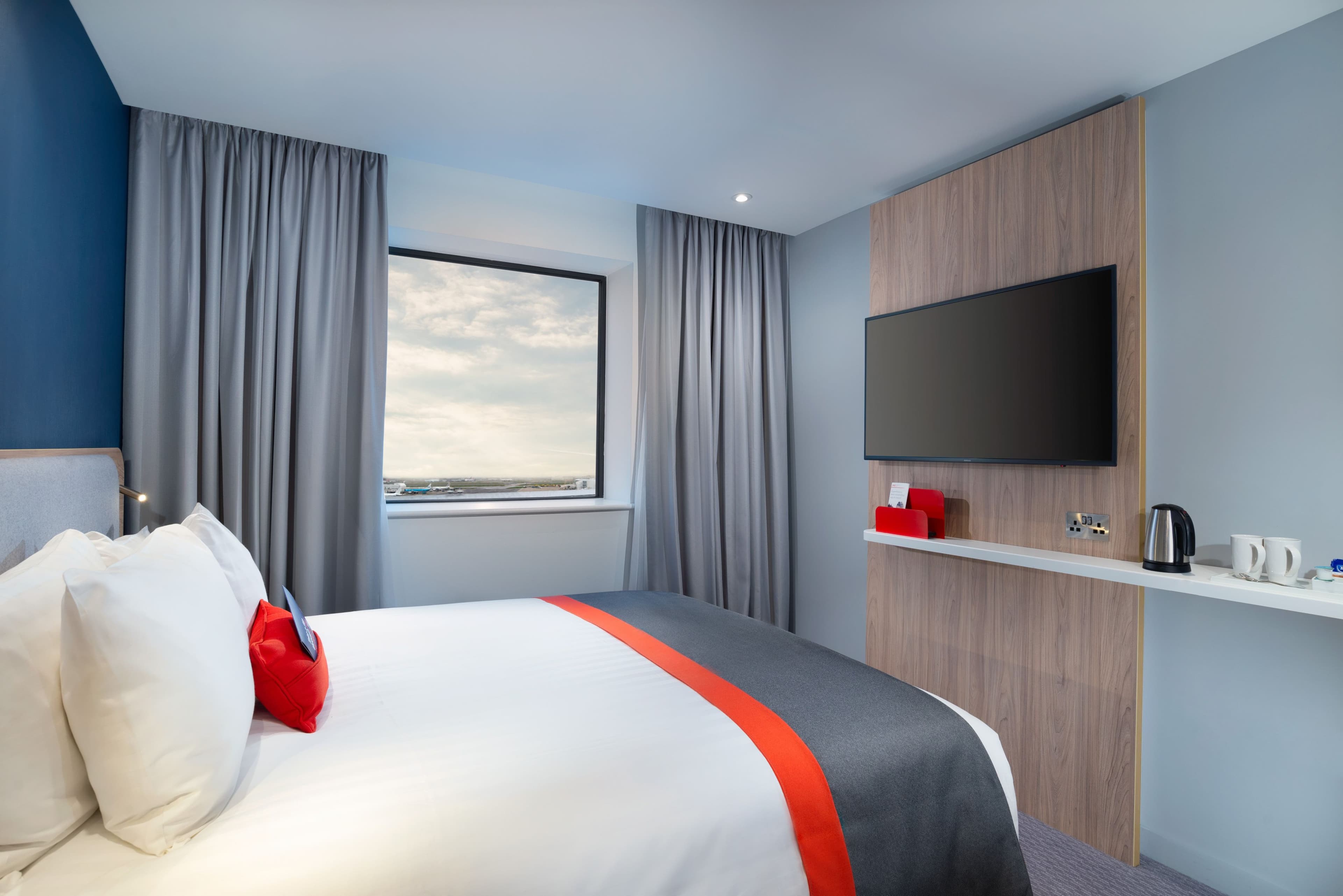 Holiday Inn Express London Heathrow T4 - Image 2
