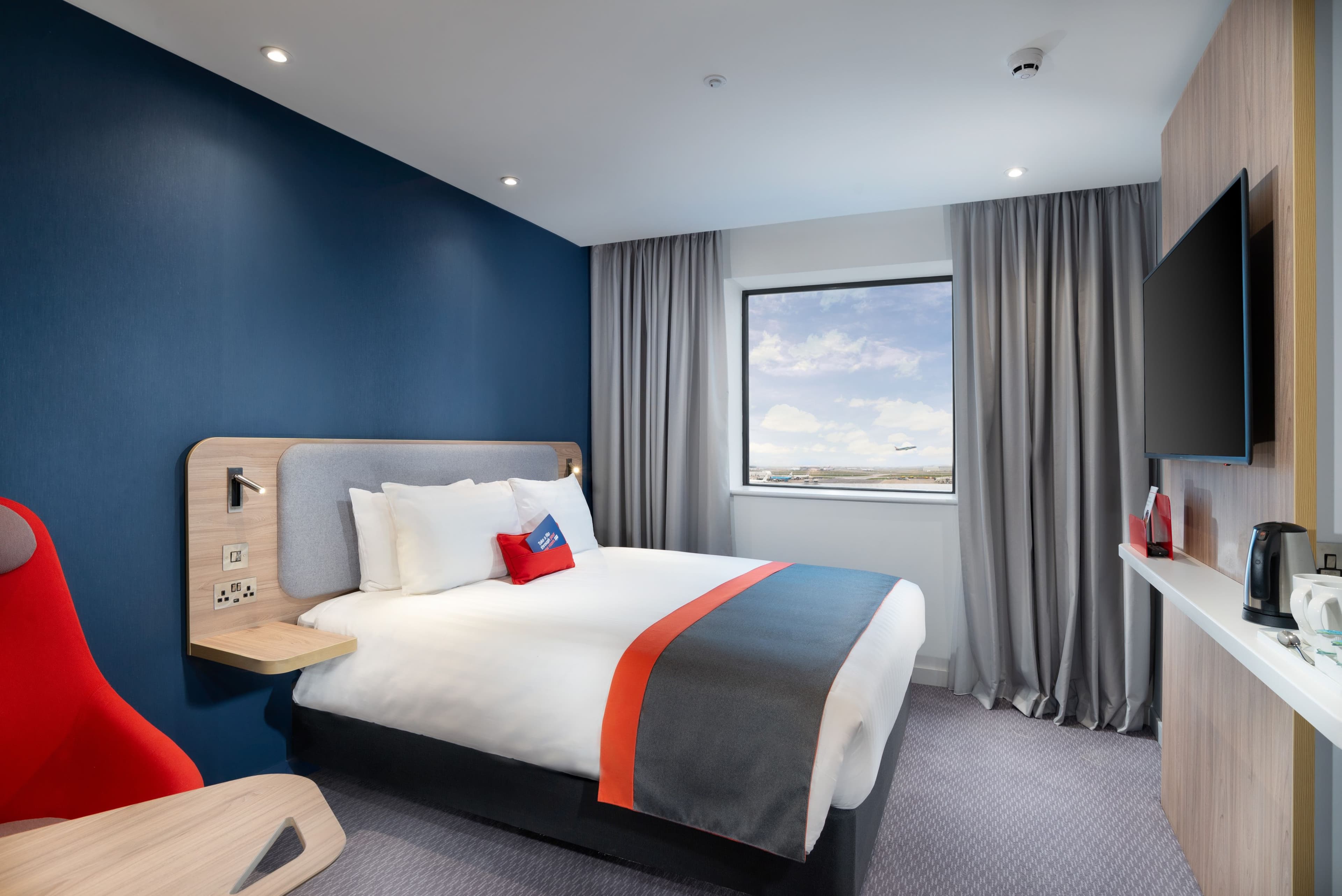 Holiday Inn Express London Heathrow T4 - Image 3