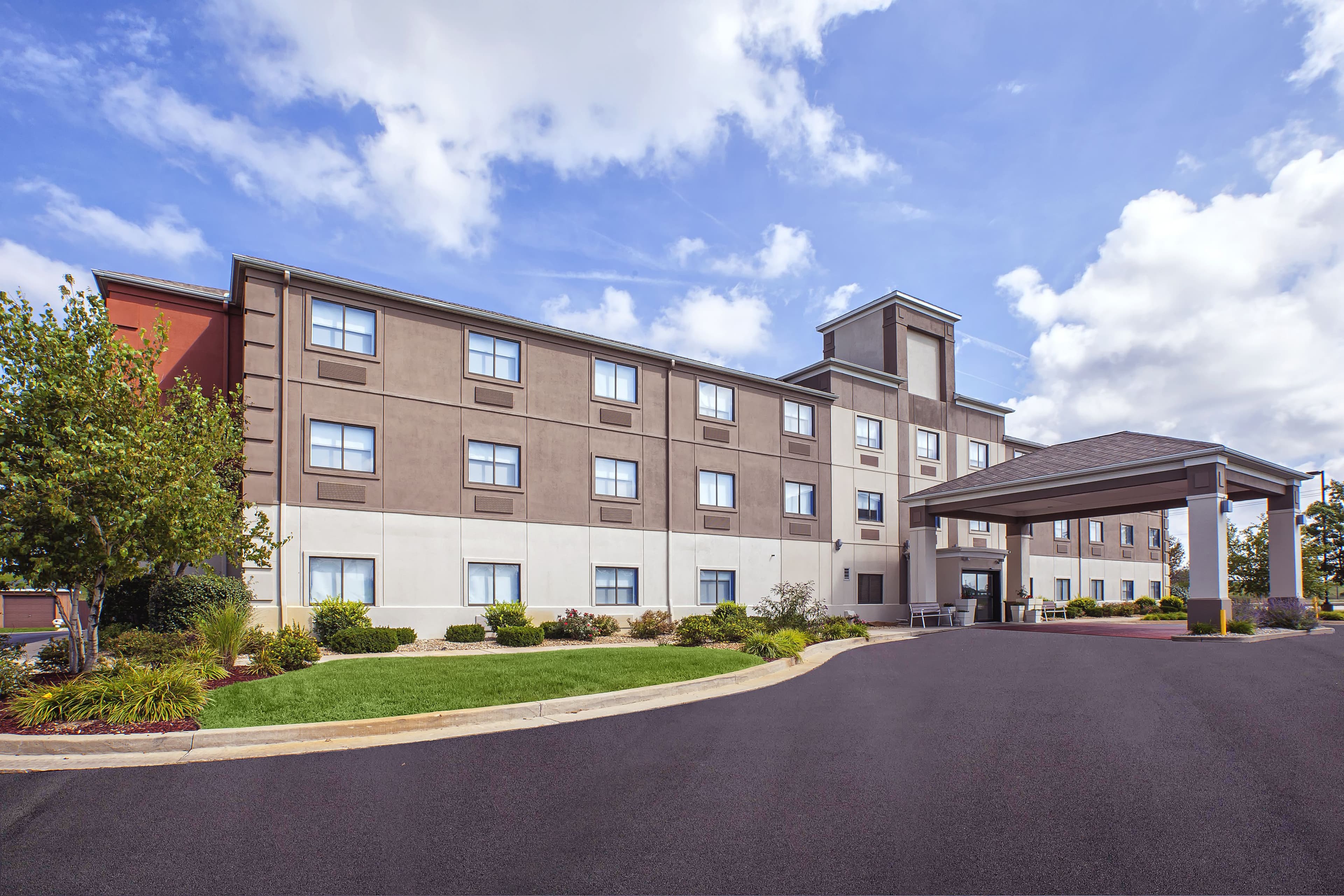 Holiday Inn Express Howe (Sturgis, Mi) - Image 1