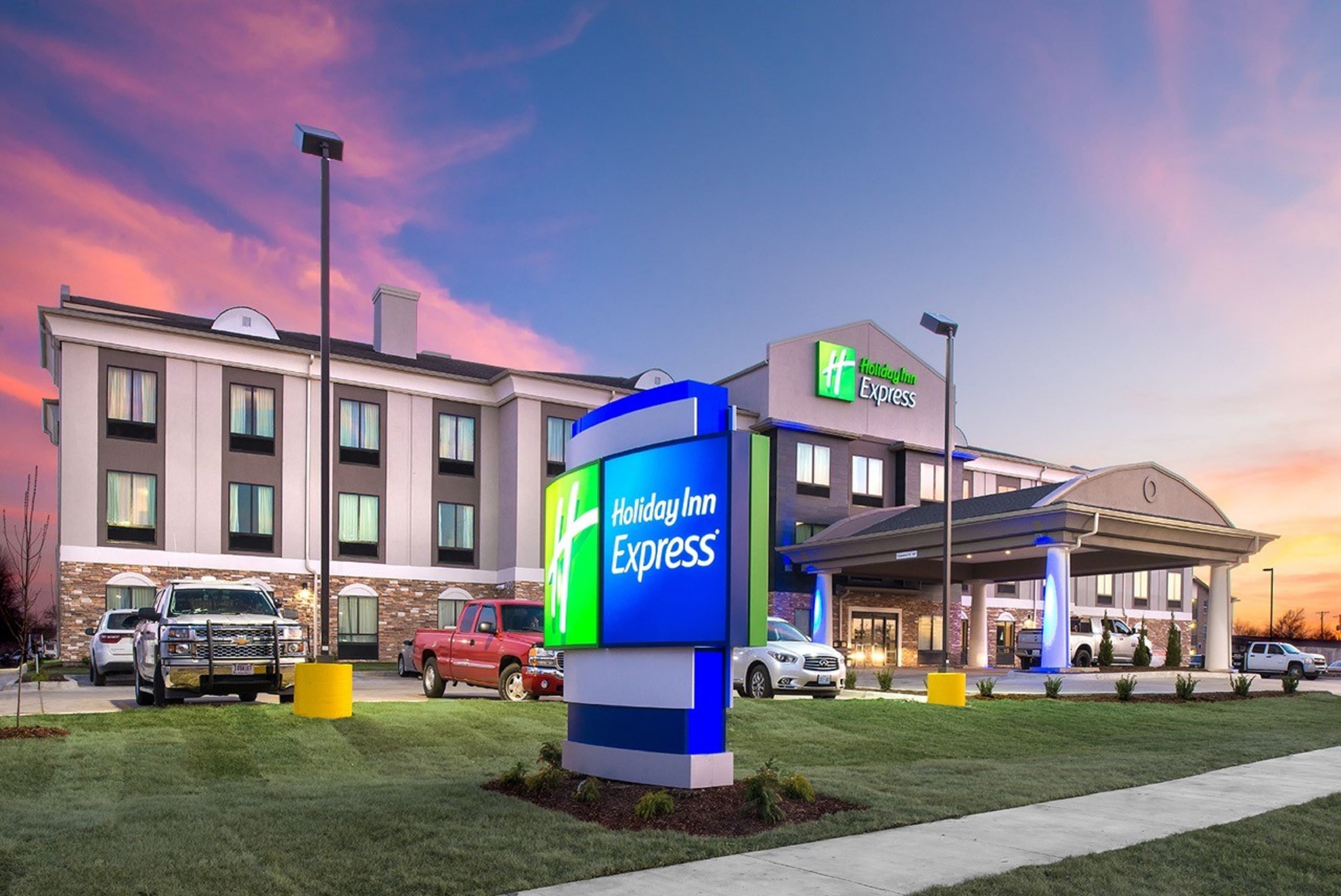 Holiday Inn Express Hutchinson - Image 1