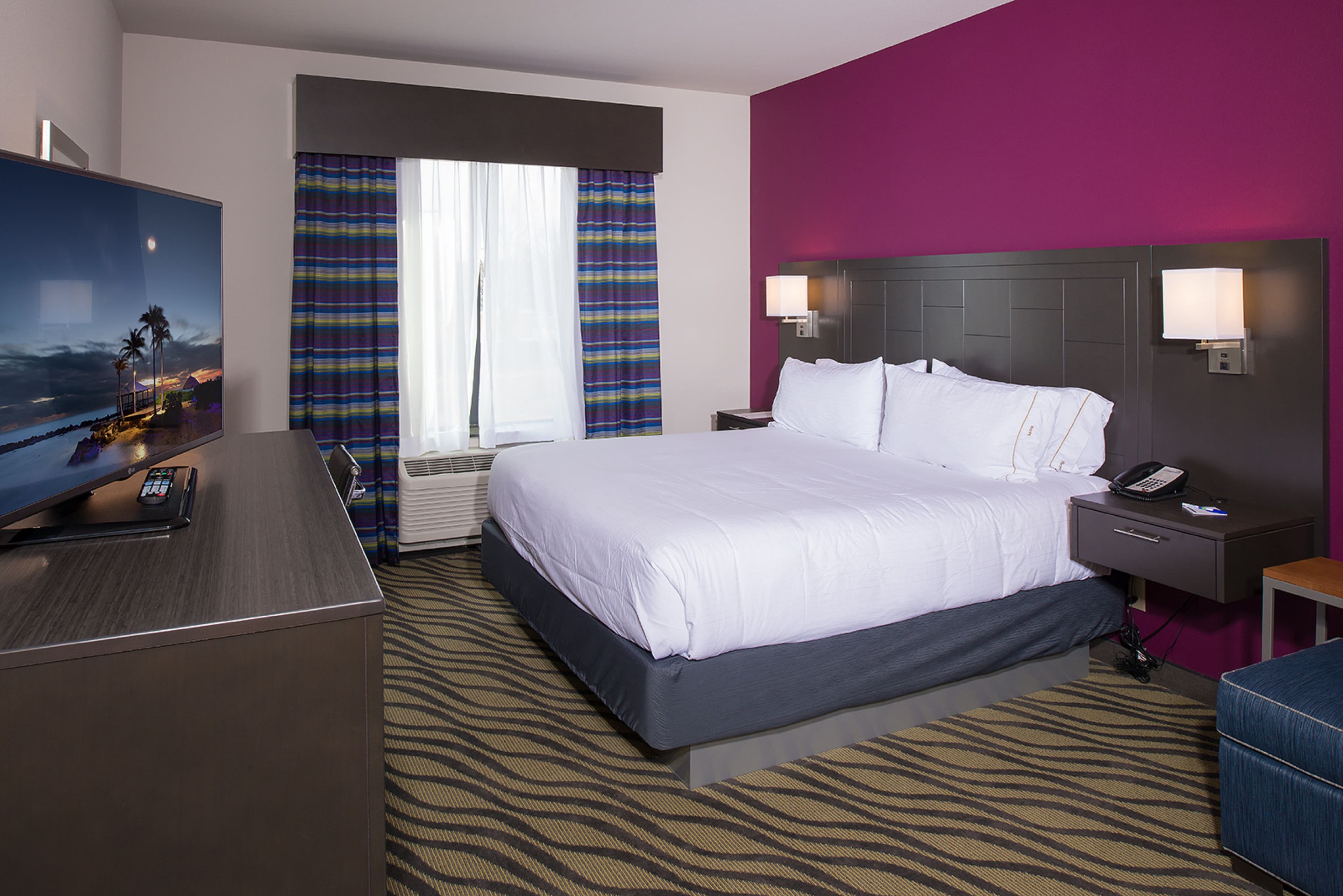 Holiday Inn Express Hutchinson - Image 2