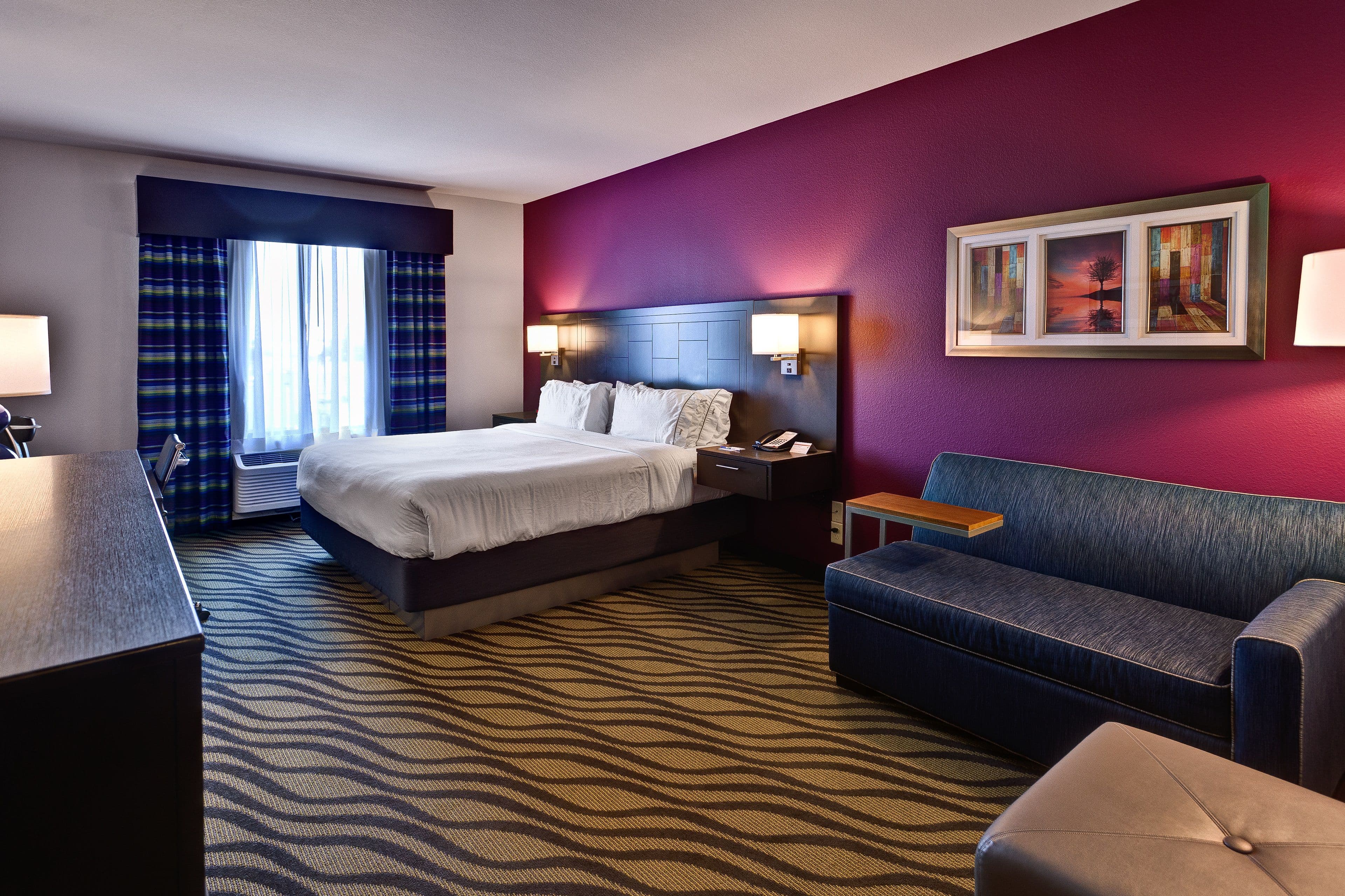 Holiday Inn Express Hutchinson - Image 3