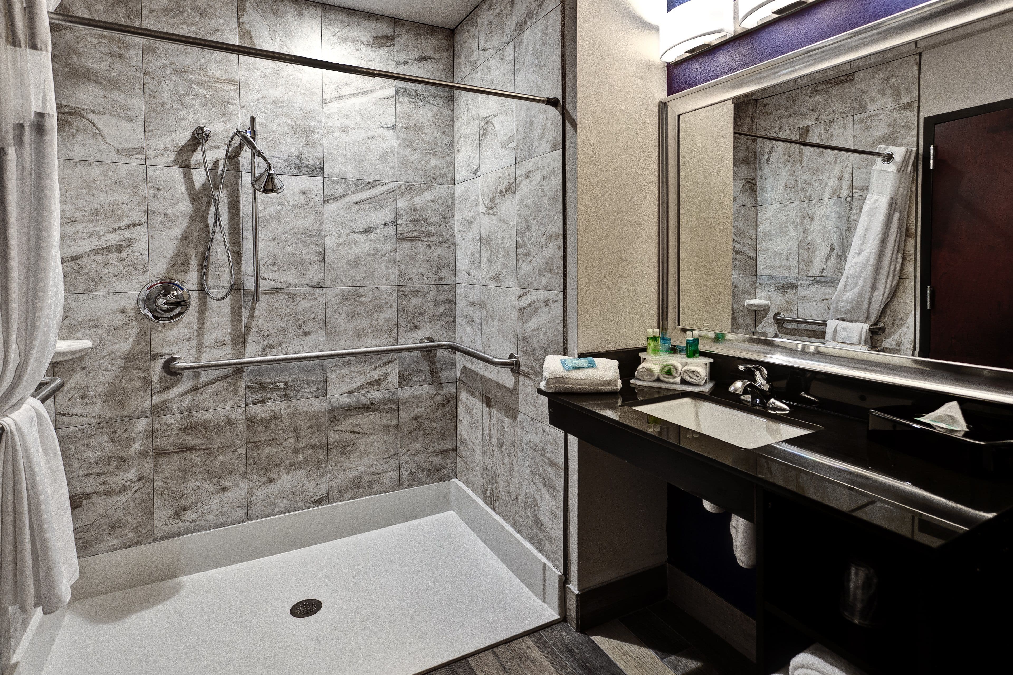 Holiday Inn Express Hutchinson — 11
