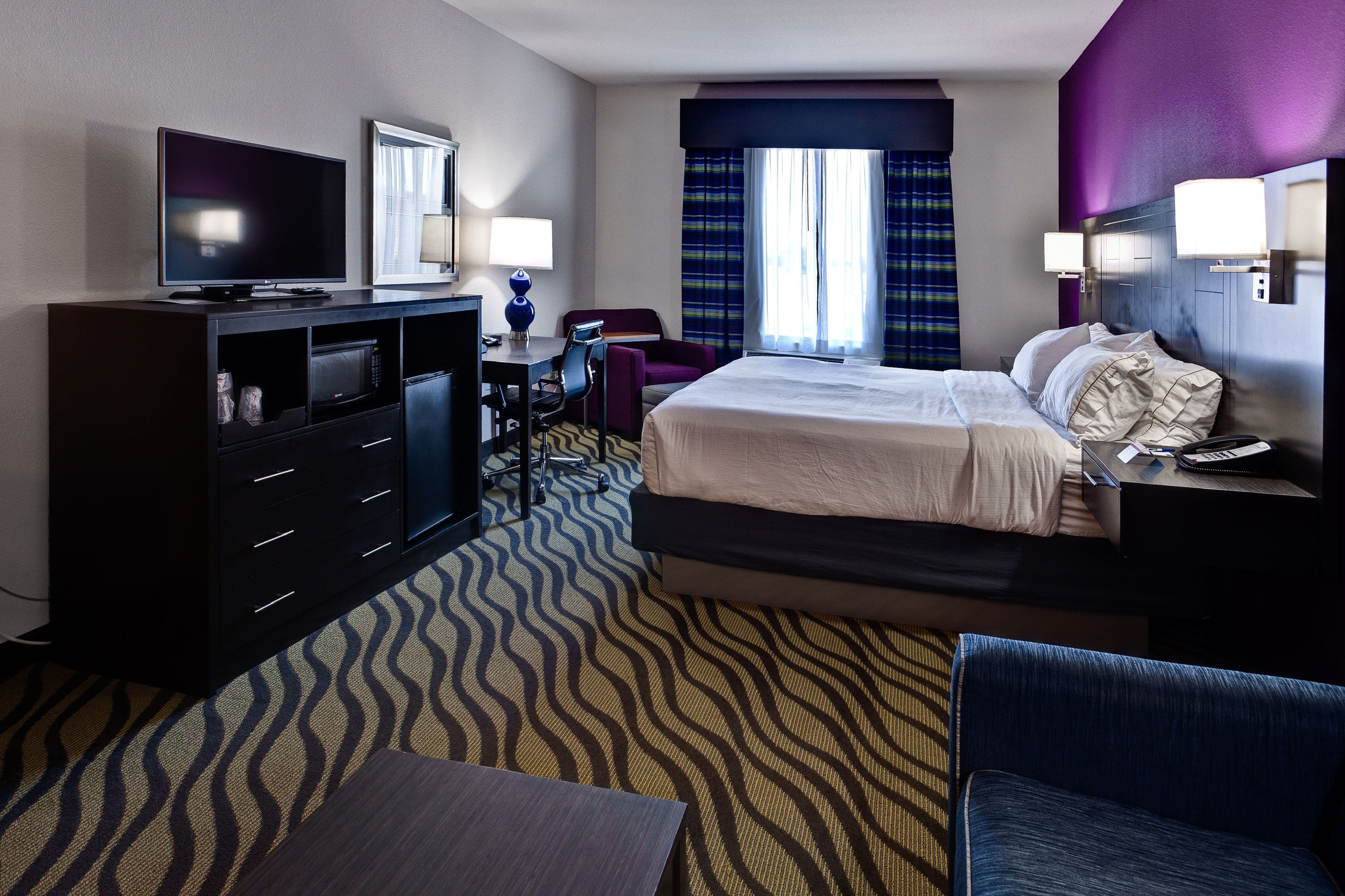 Holiday Inn Express Hutchinson — 7