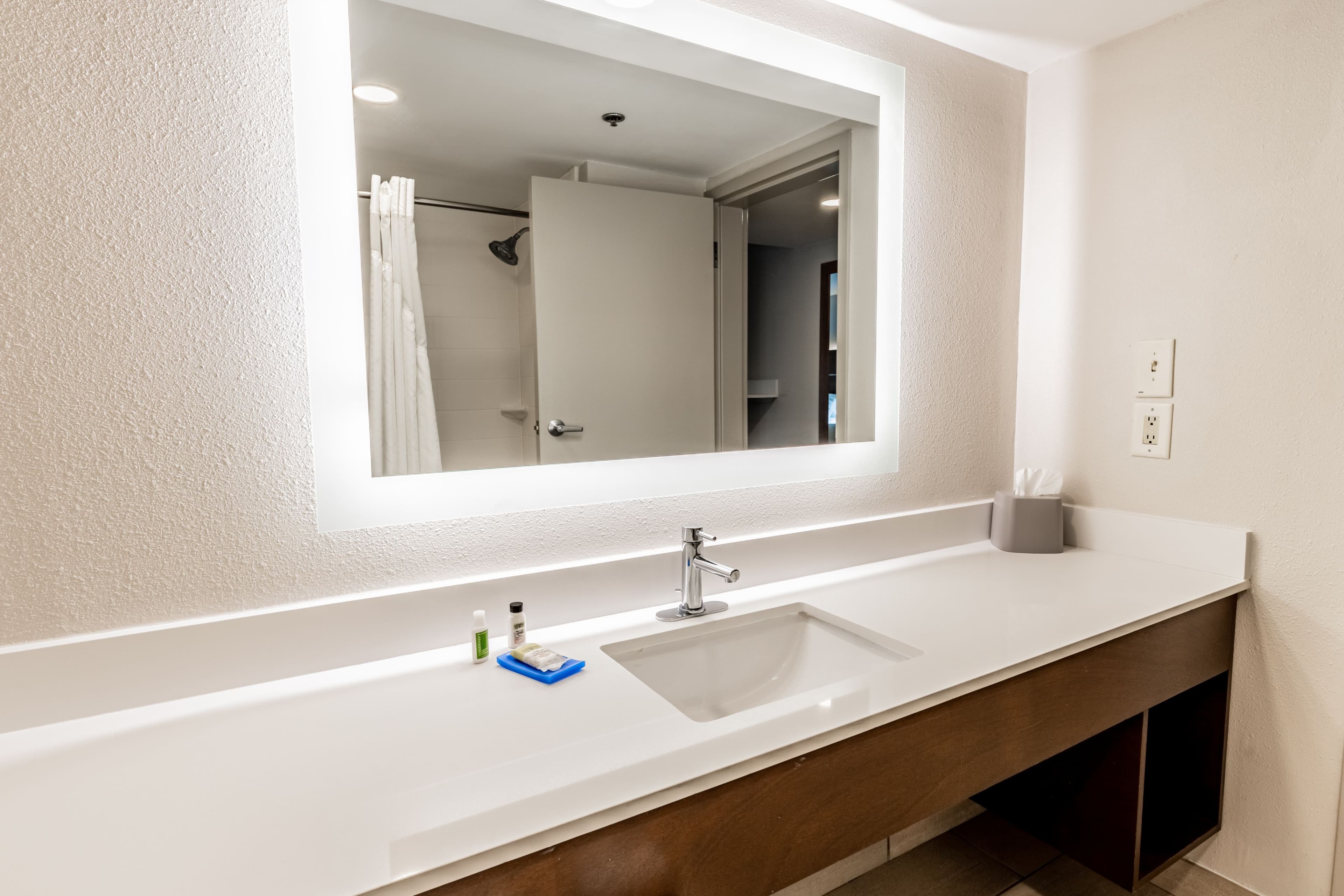 Holiday Inn Express Indianapolis South — 8