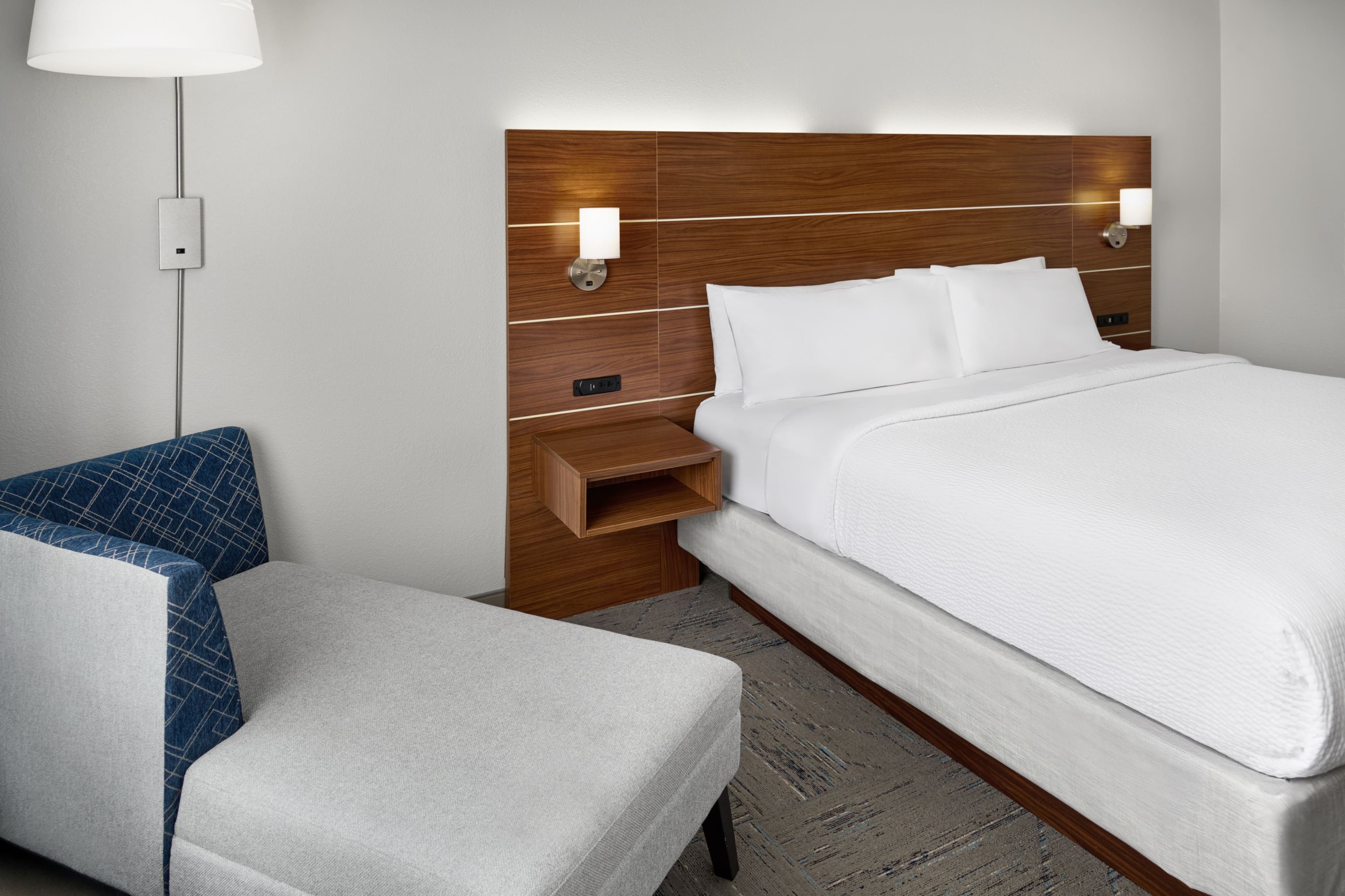 Holiday Inn Express Kansas City - at the Legends — 9