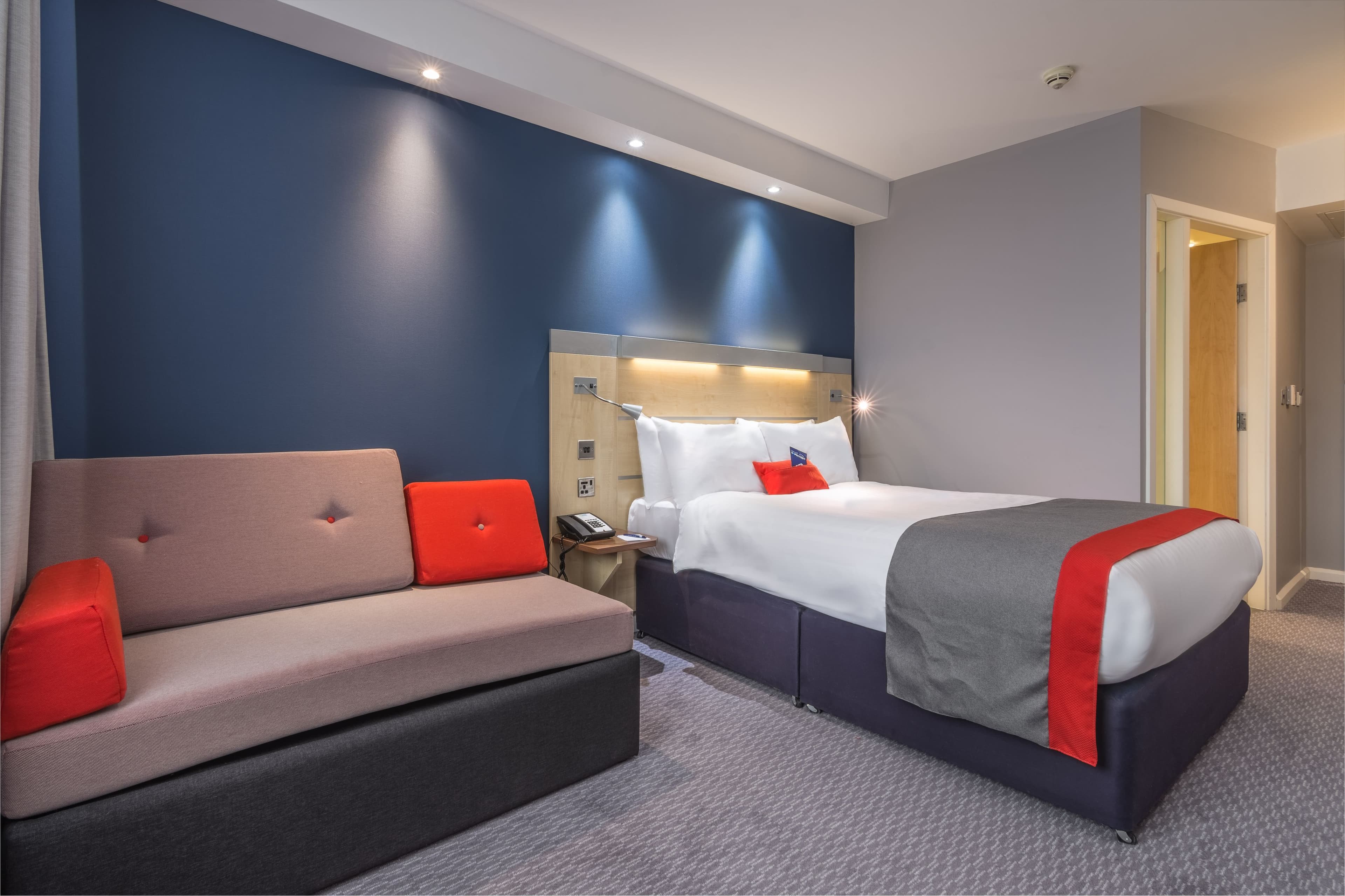Holiday Inn Express Kettering — 11
