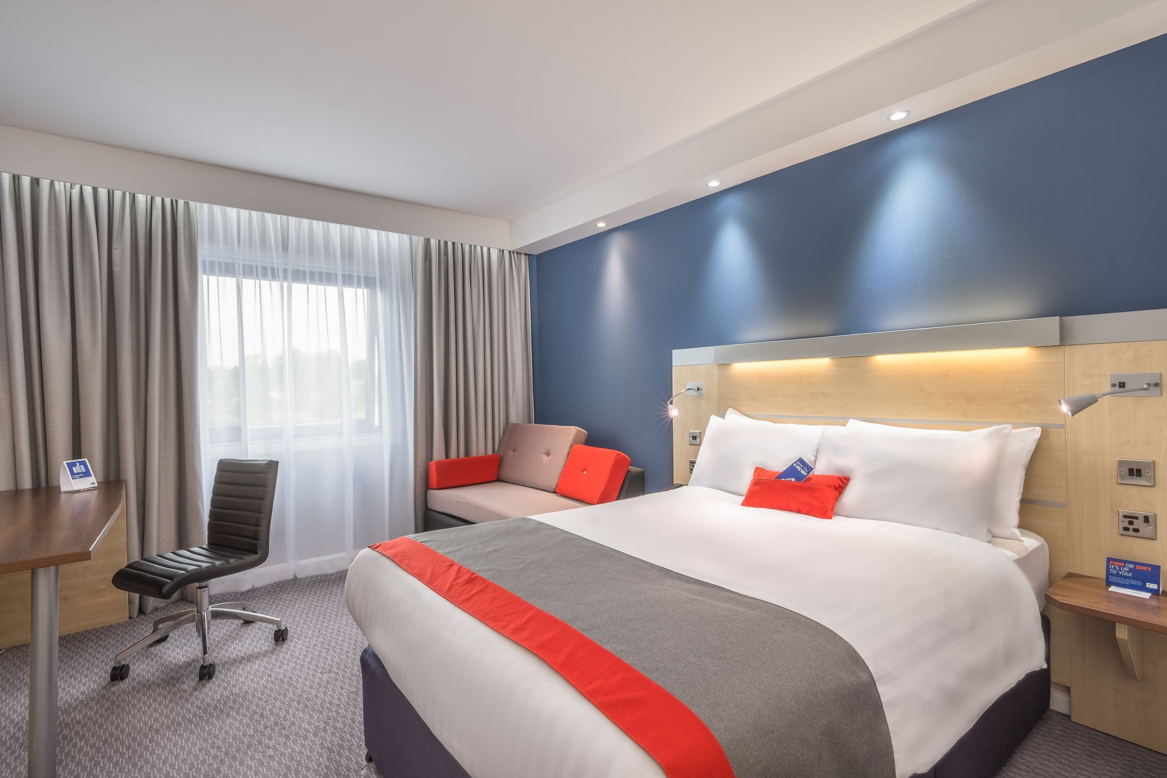 Holiday Inn Express Kettering - Image 4
