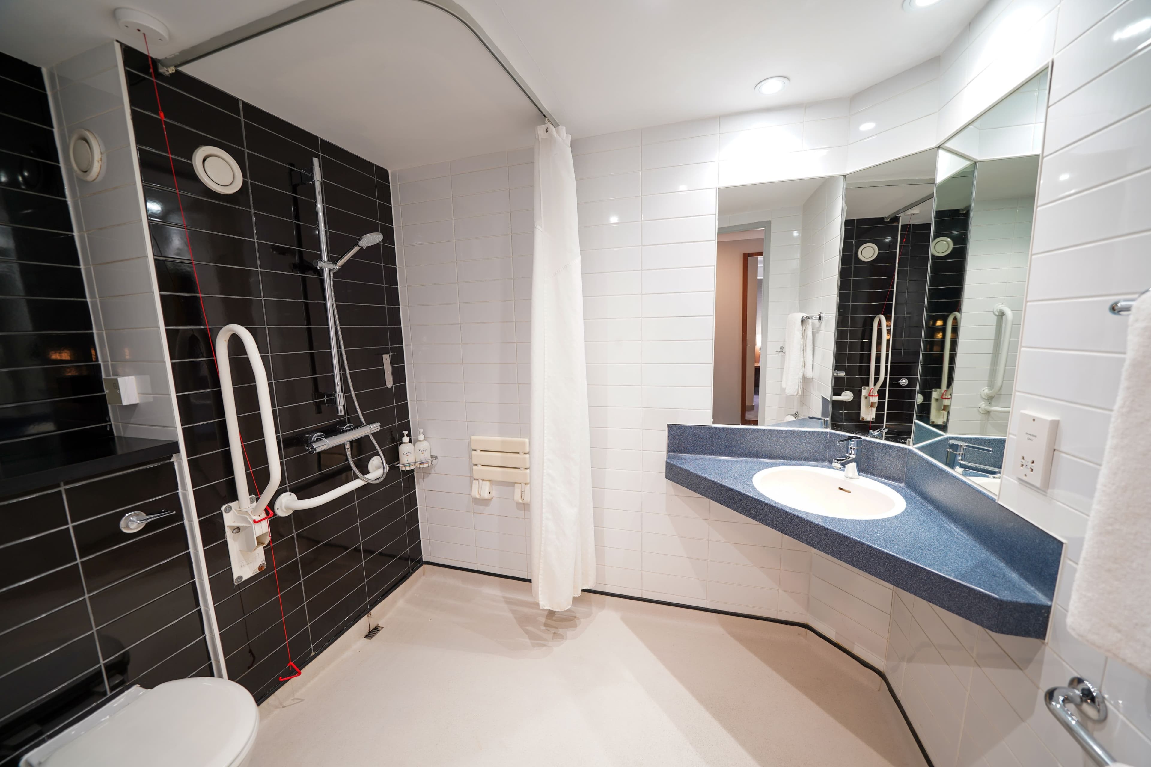 Holiday Inn Express Leeds - East — 7