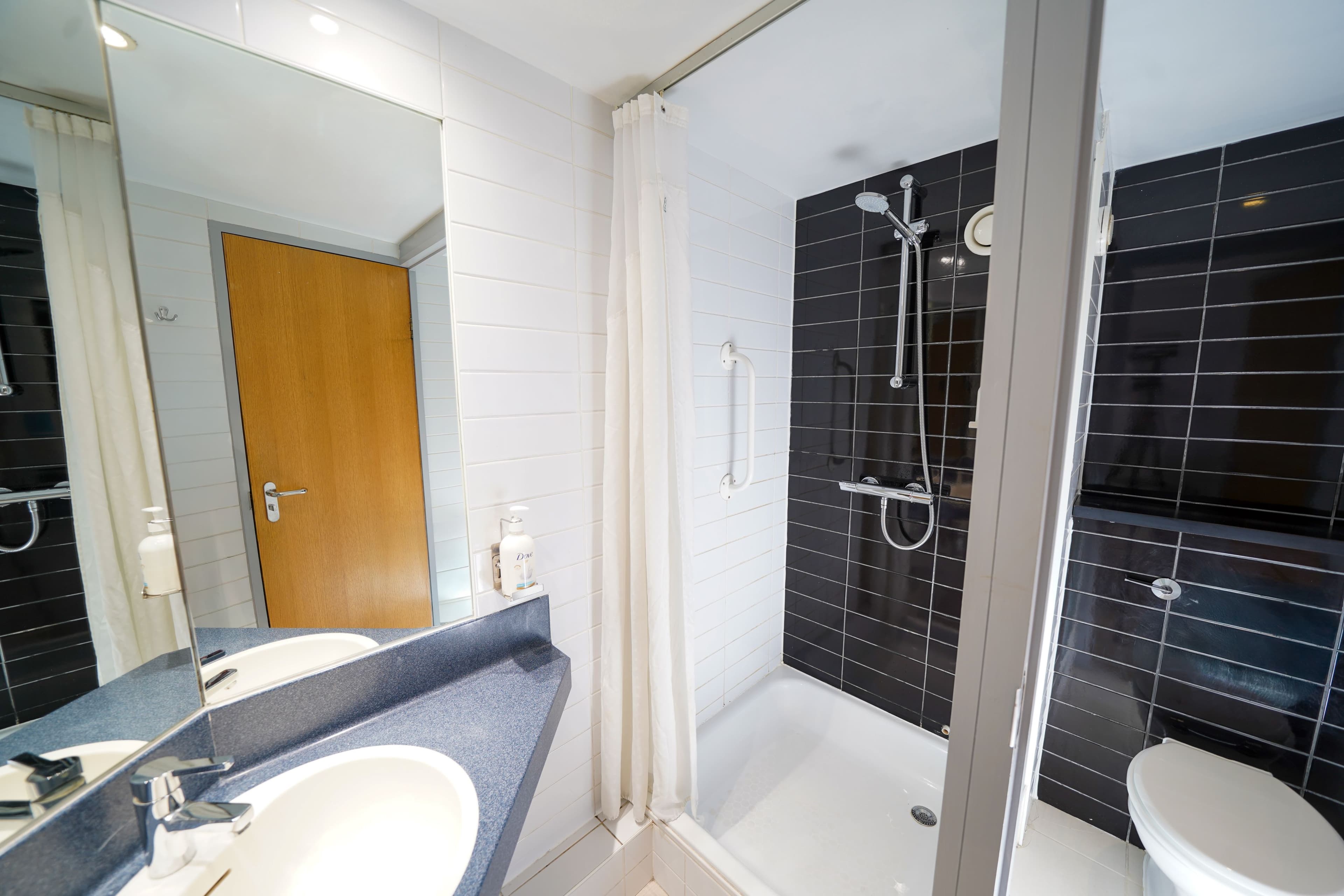 Holiday Inn Express Leeds - East - Image 3