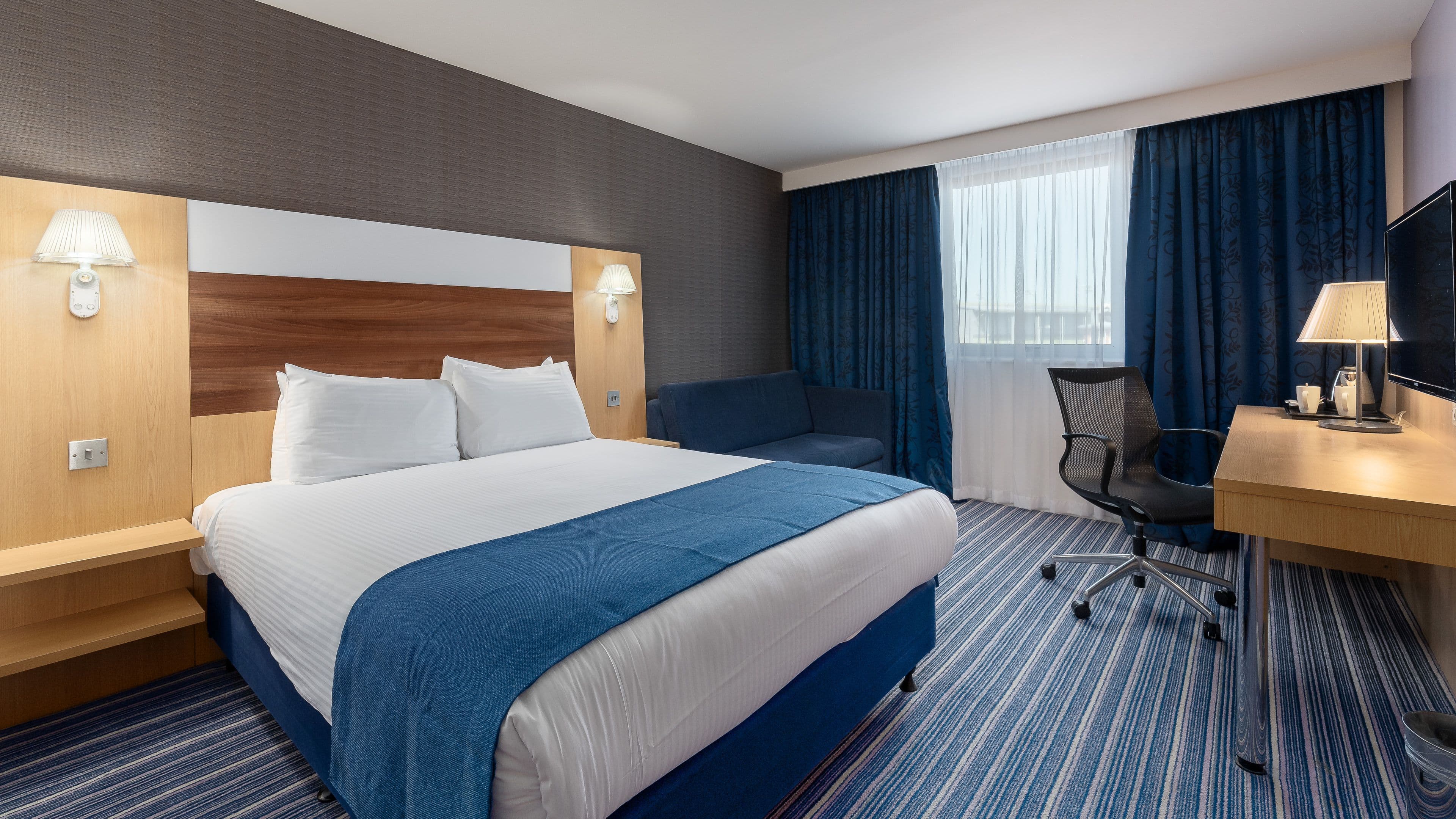 Holiday Inn Express Leigh - Sports Village - Image 4