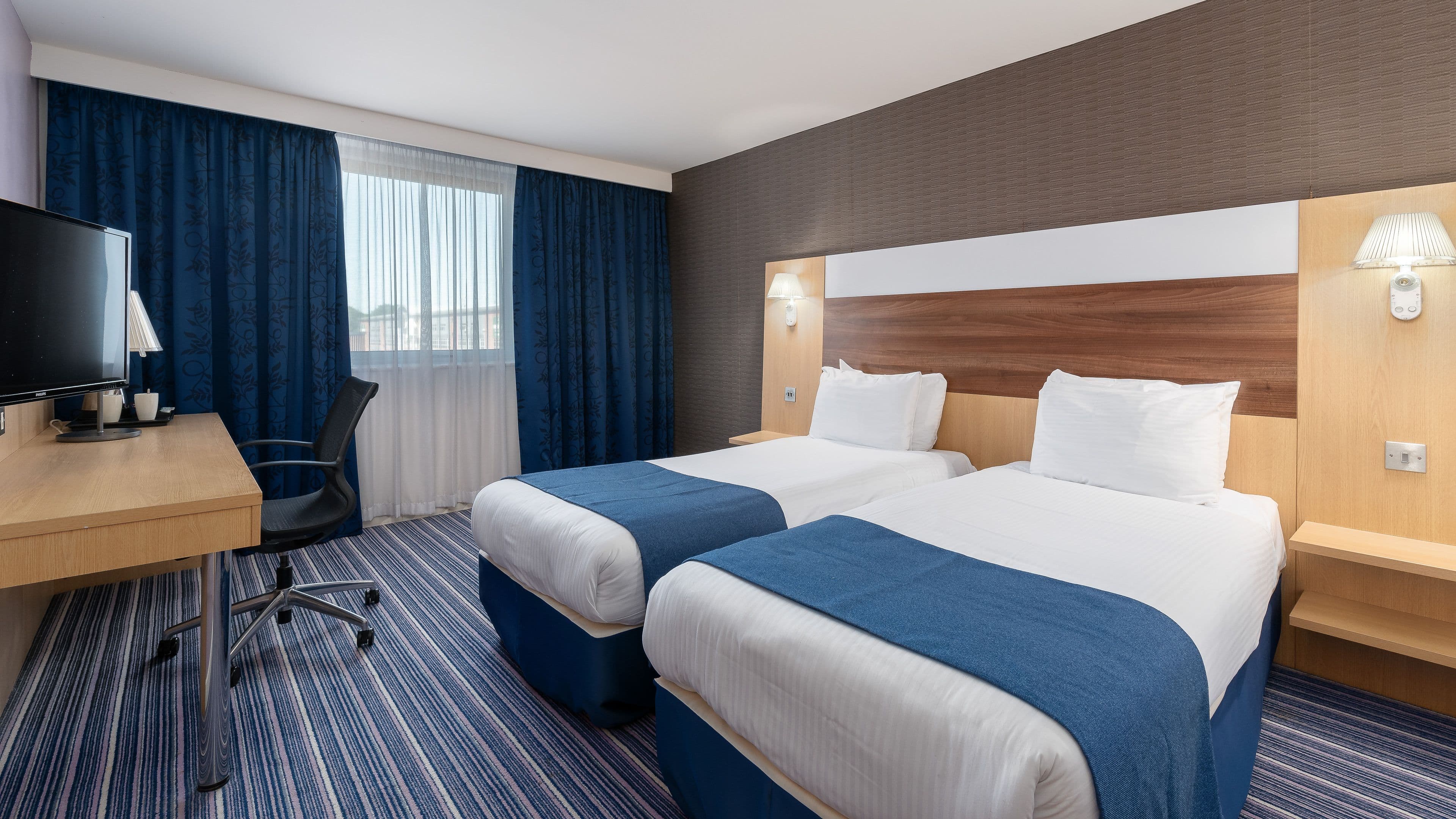 Holiday Inn Express Leigh - Sports Village — 6