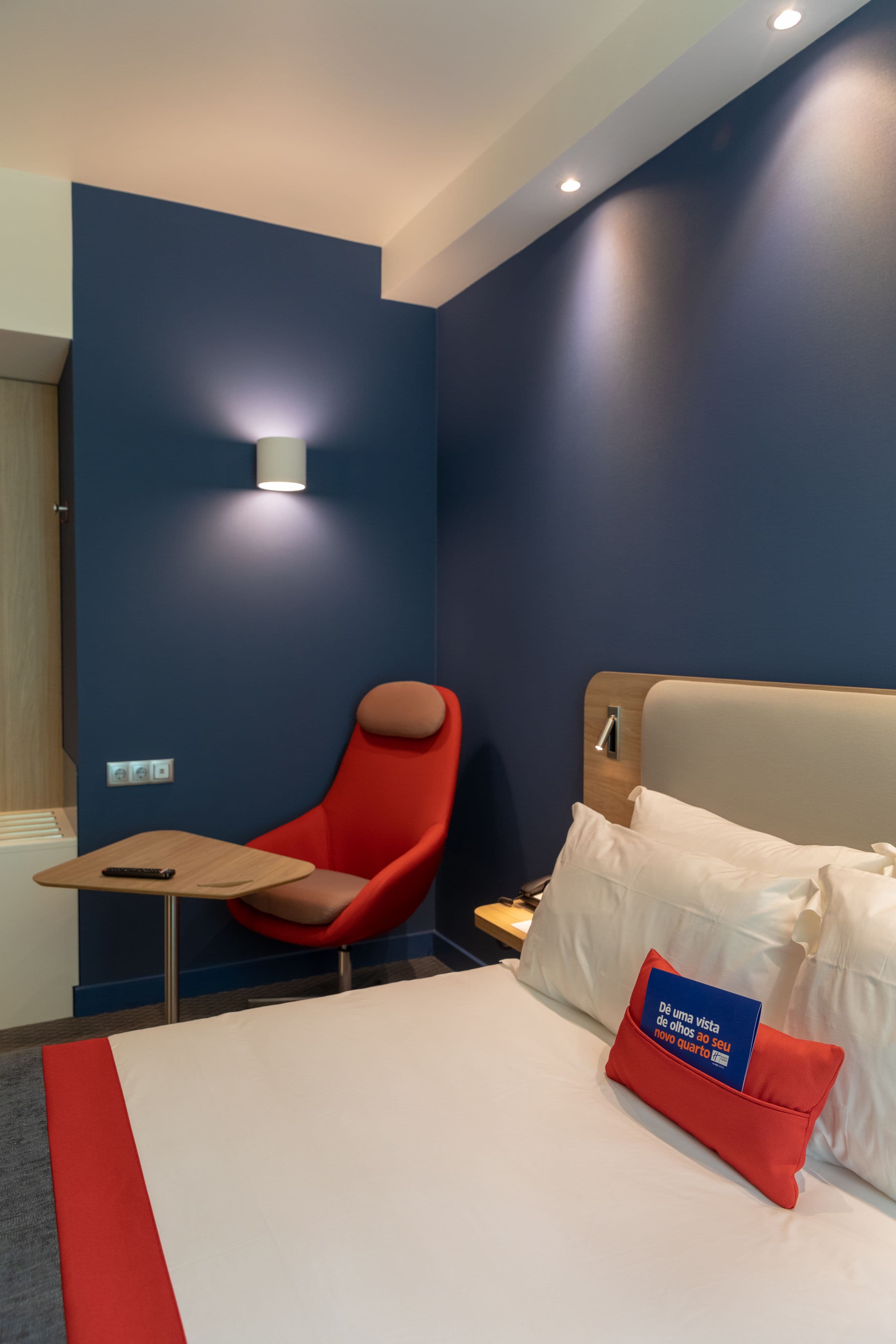 1 Queen Standard with Free Breakfast - Image 3