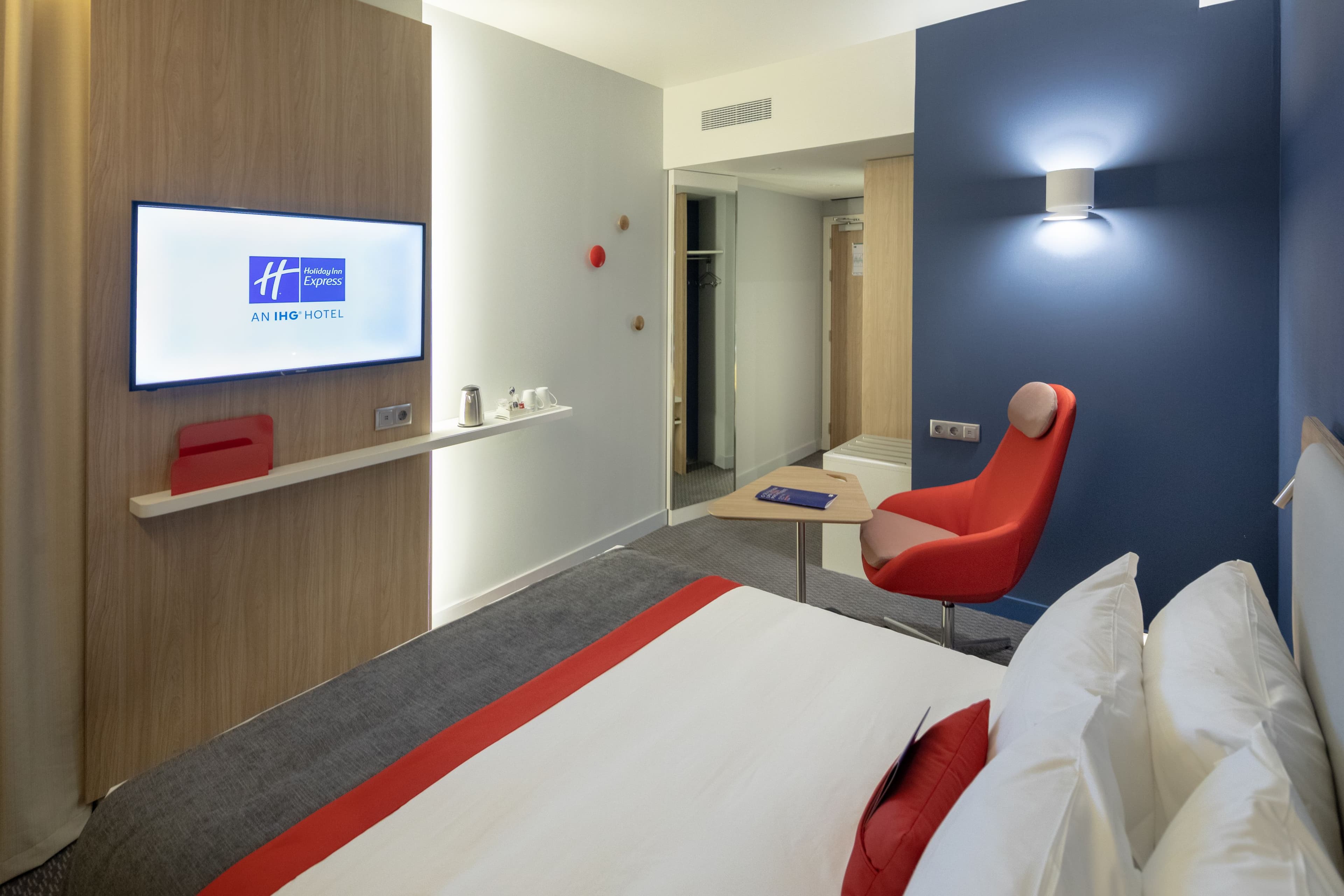 1 Queen Standard with Free Breakfast - Image 19