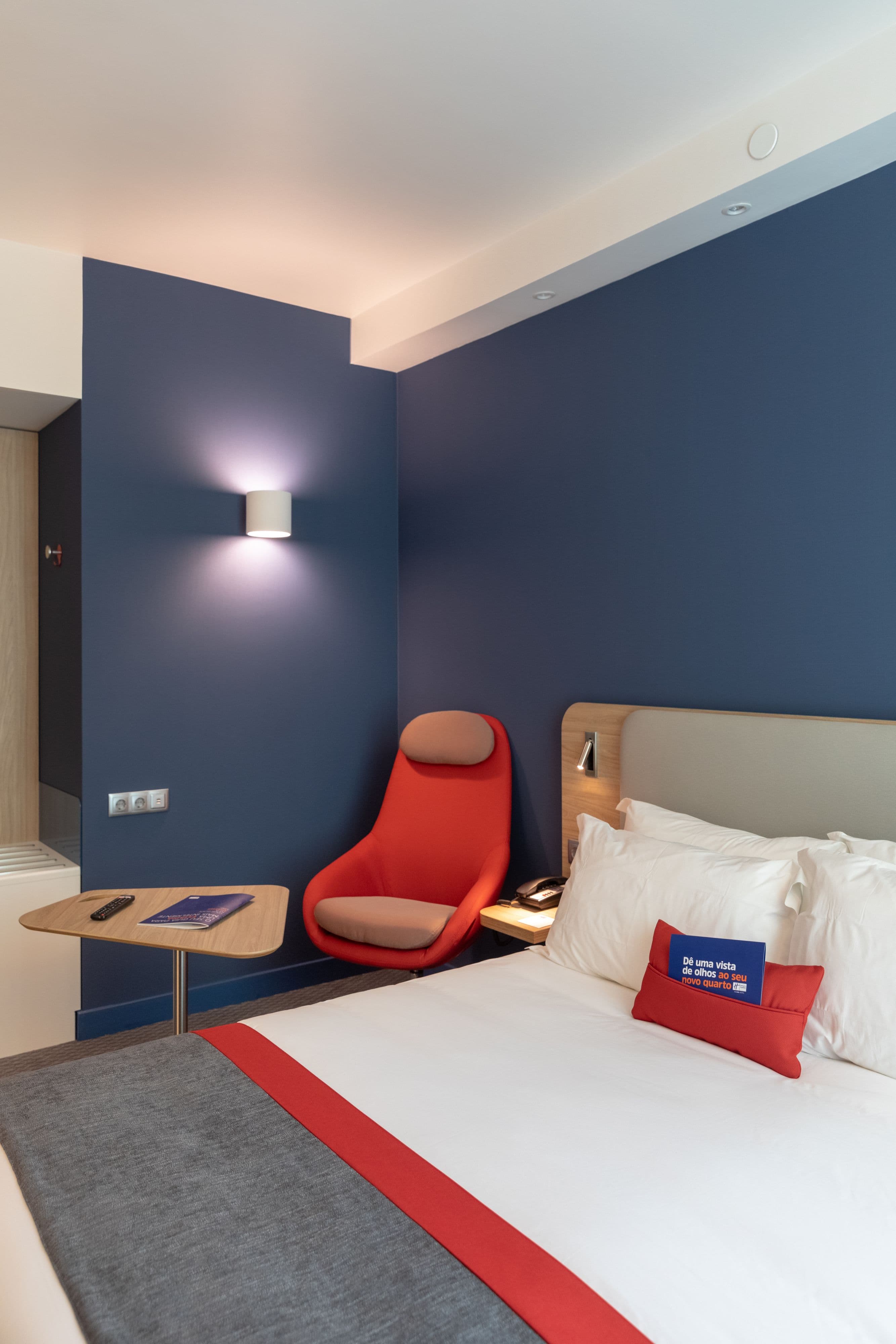 1 Queen Standard with Free Breakfast - Image 22