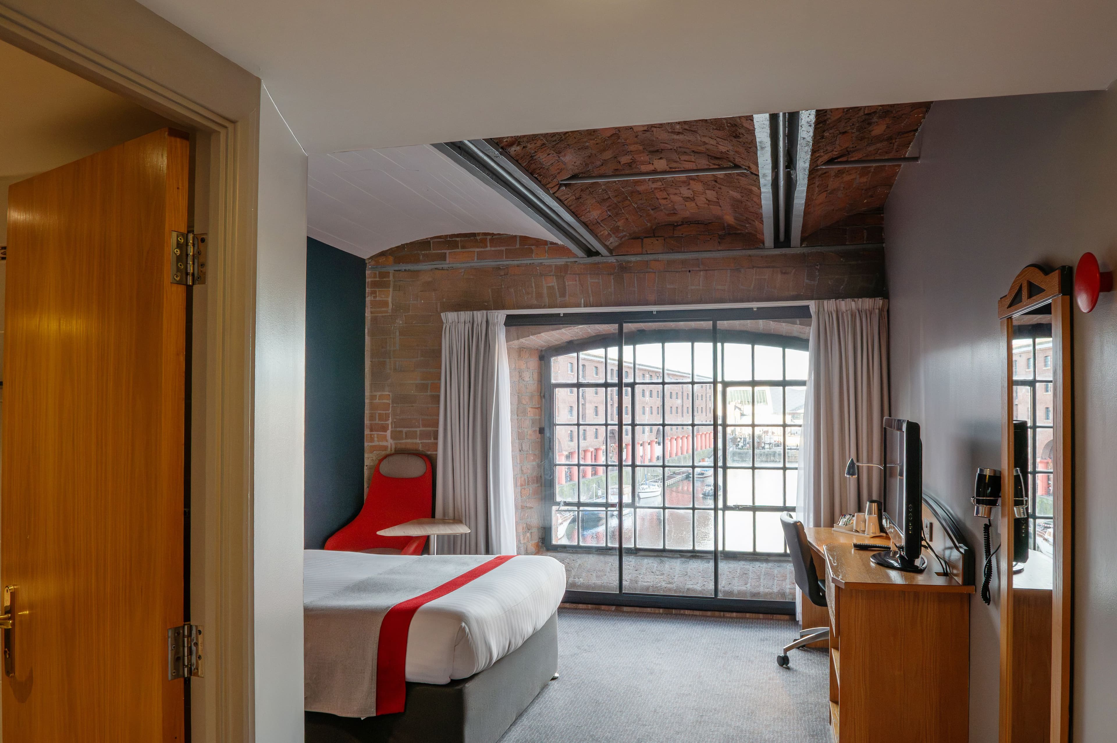 Holiday Inn Express Liverpool - Royal Albert Dock — 4