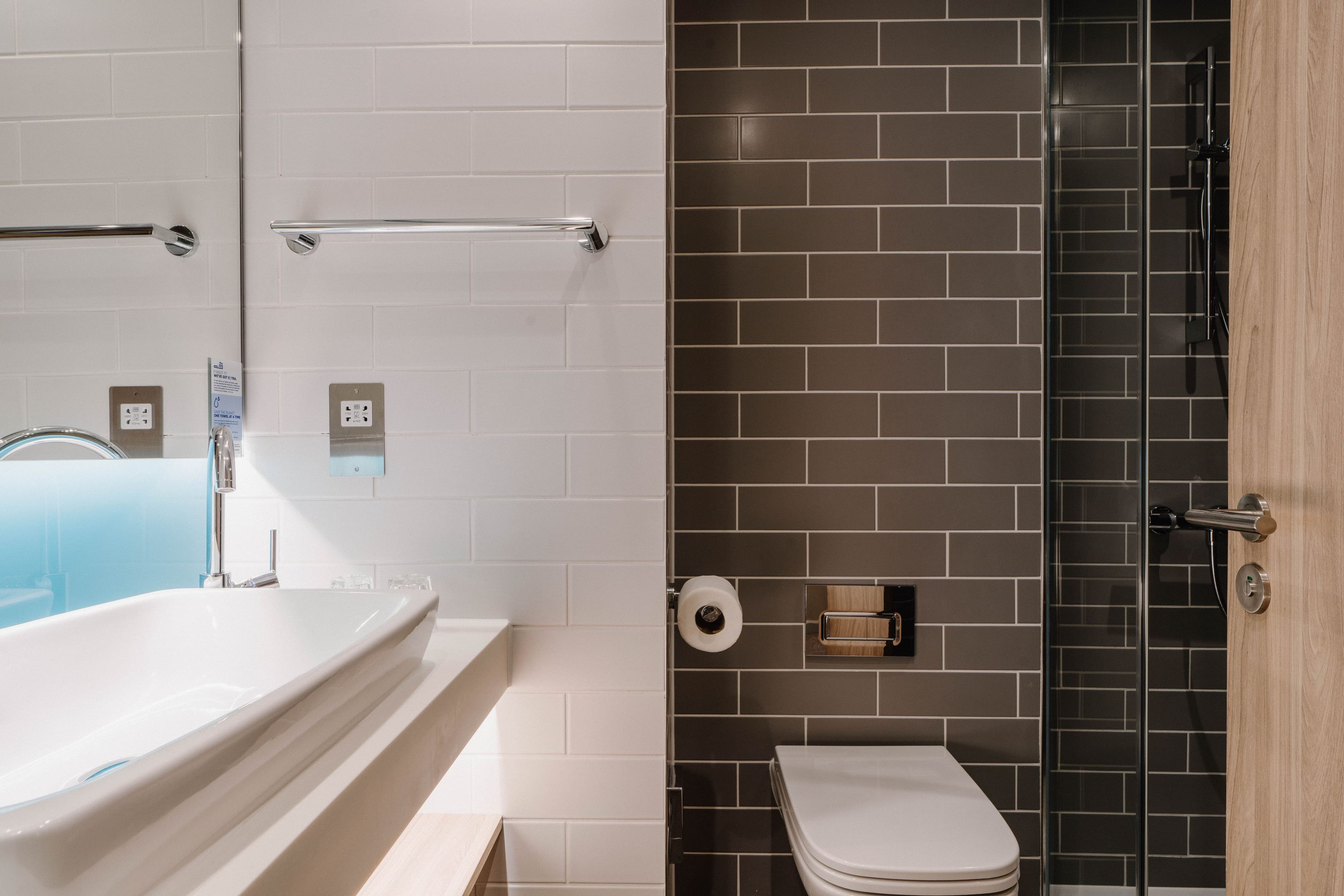 Standard Room with Free Hot Breakfast - Image 9