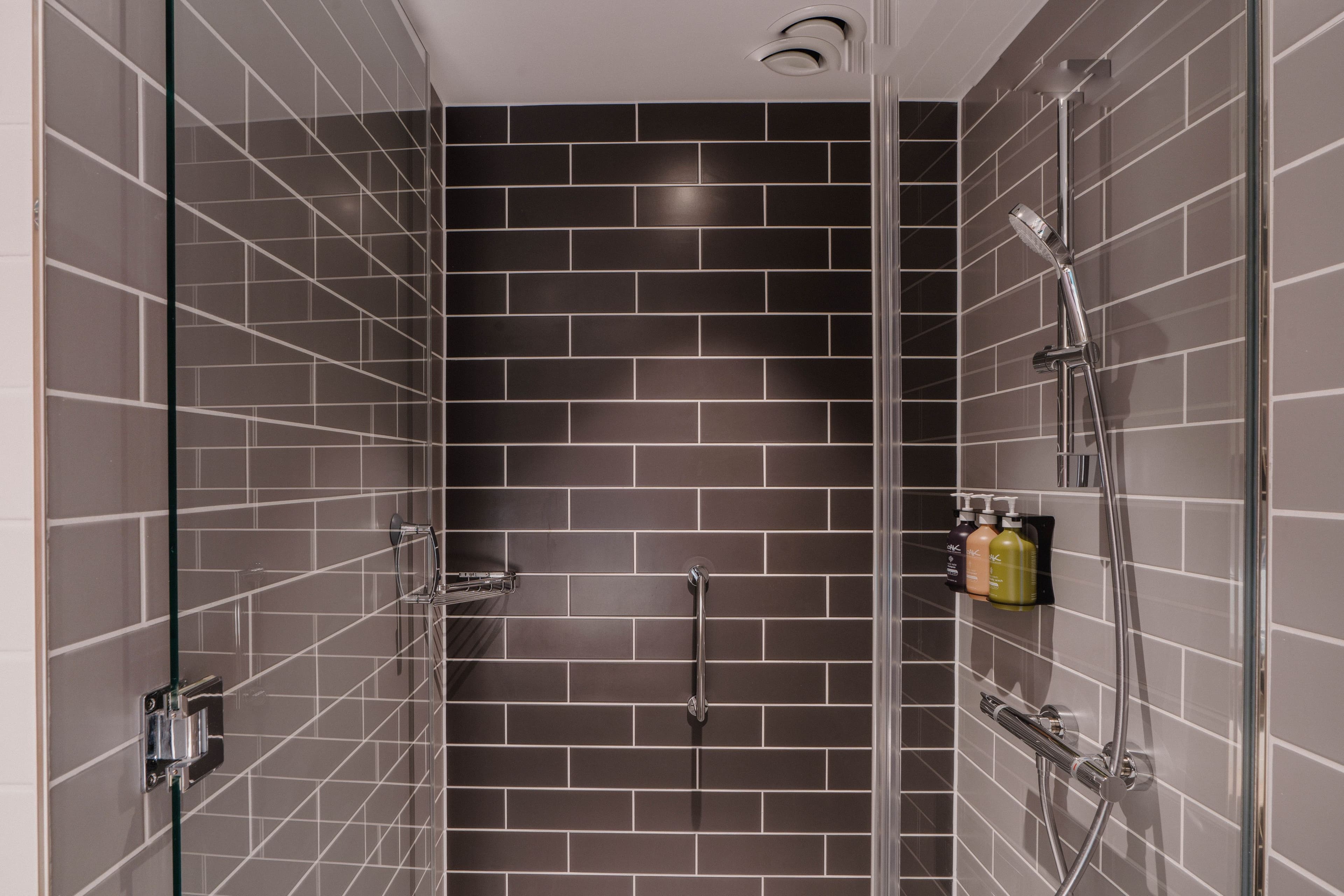 Standard Room with Free Hot Breakfast - Image 10