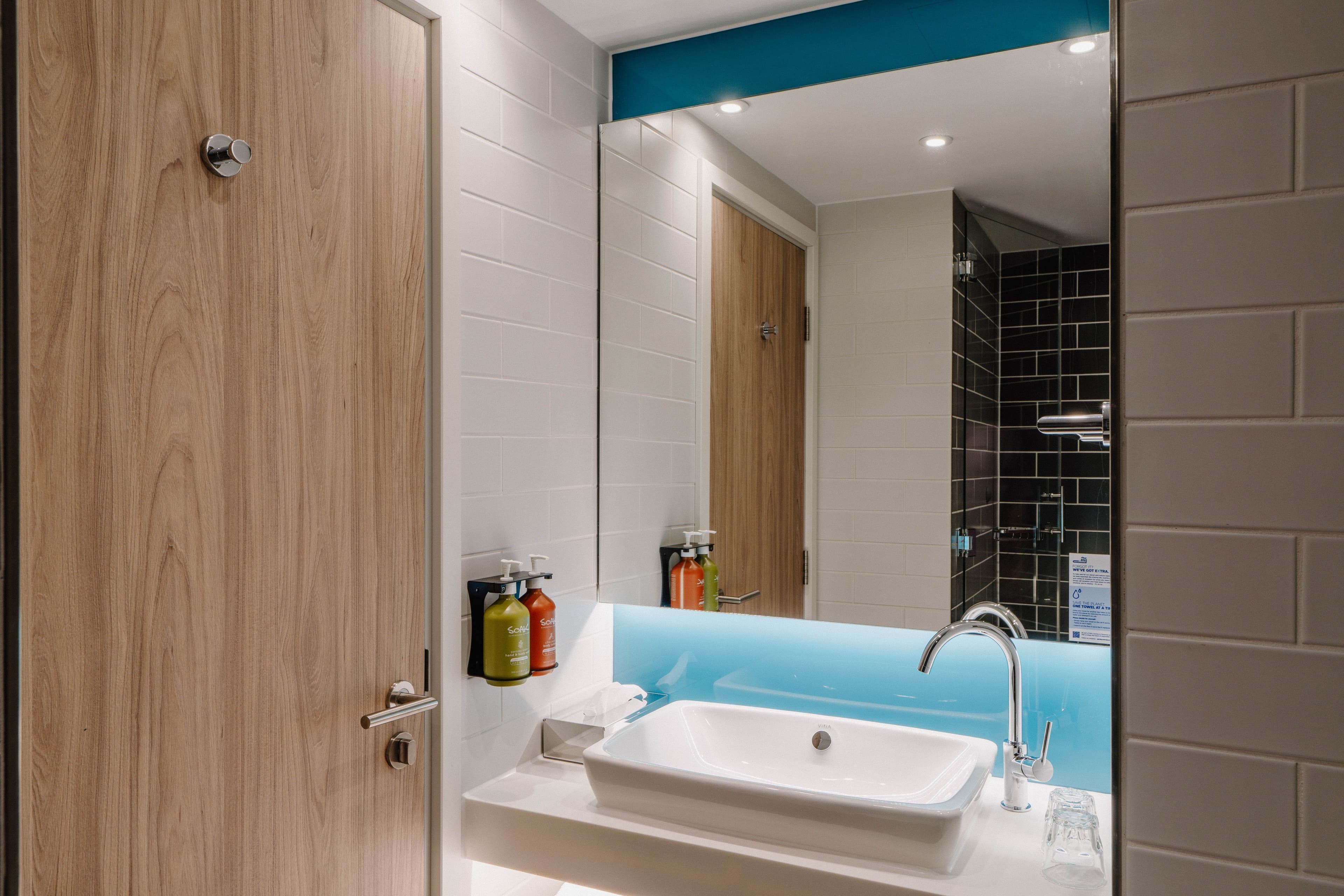 Standard Room with Free Hot Breakfast - Image 12