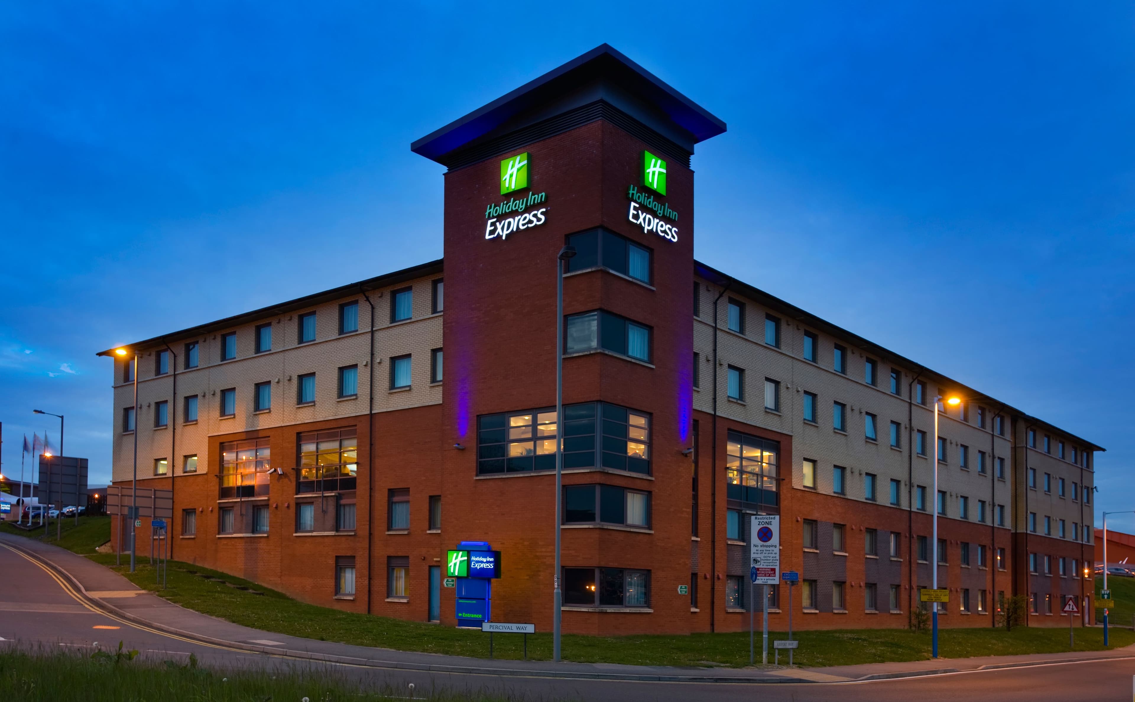 Holiday Inn Express London - Luton Airport - Image 1