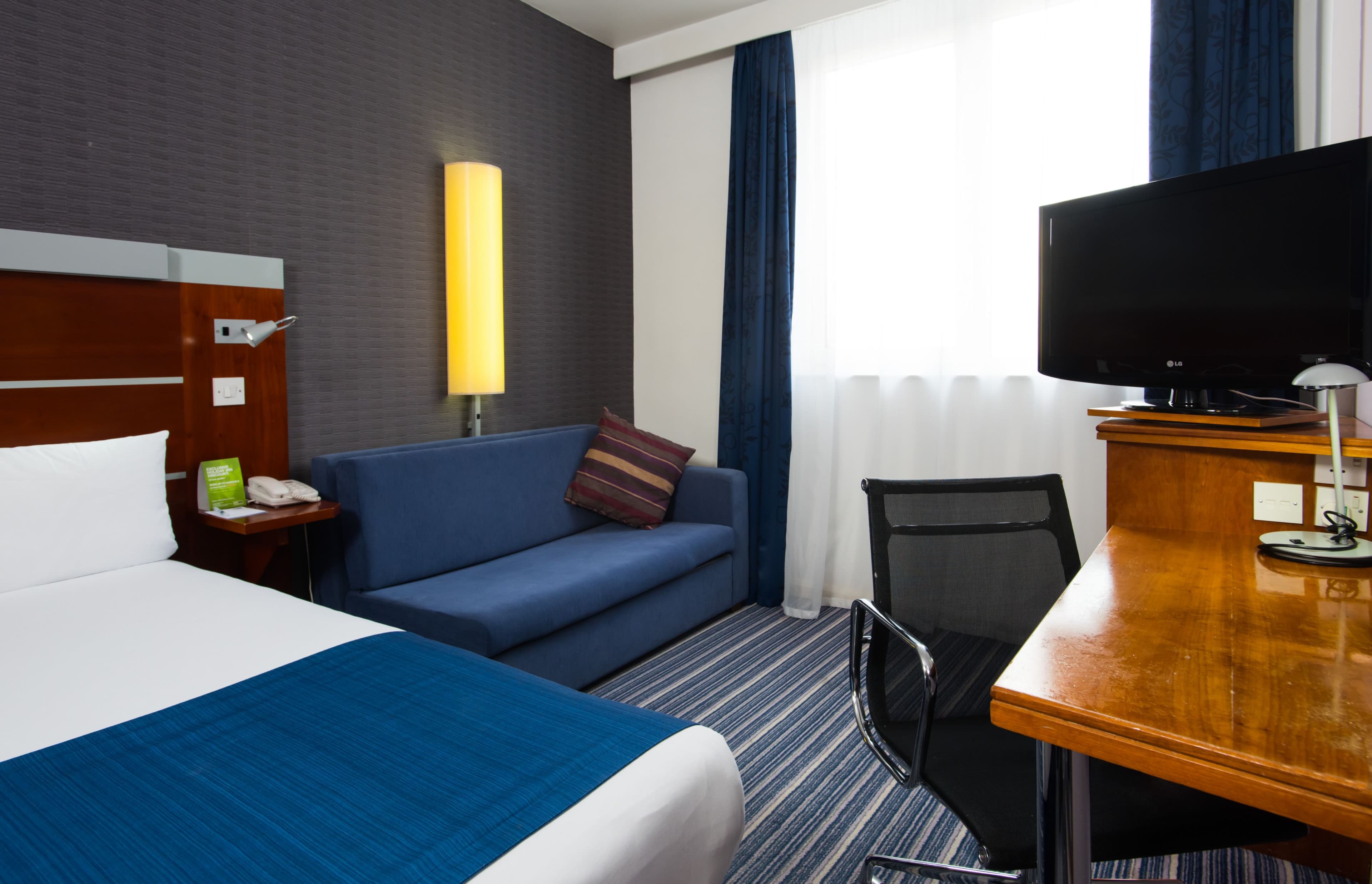Holiday Inn Express London - Wimbledon South - Image 4