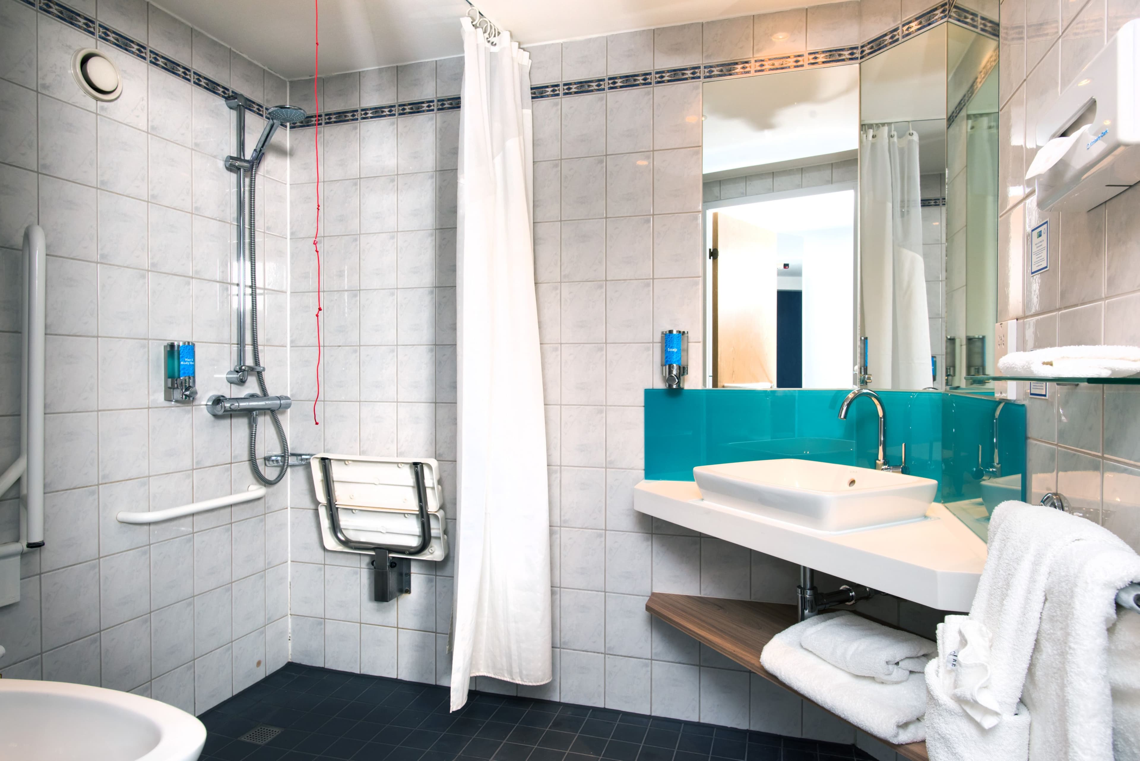 Holiday Inn Express London - Luton Airport — 17