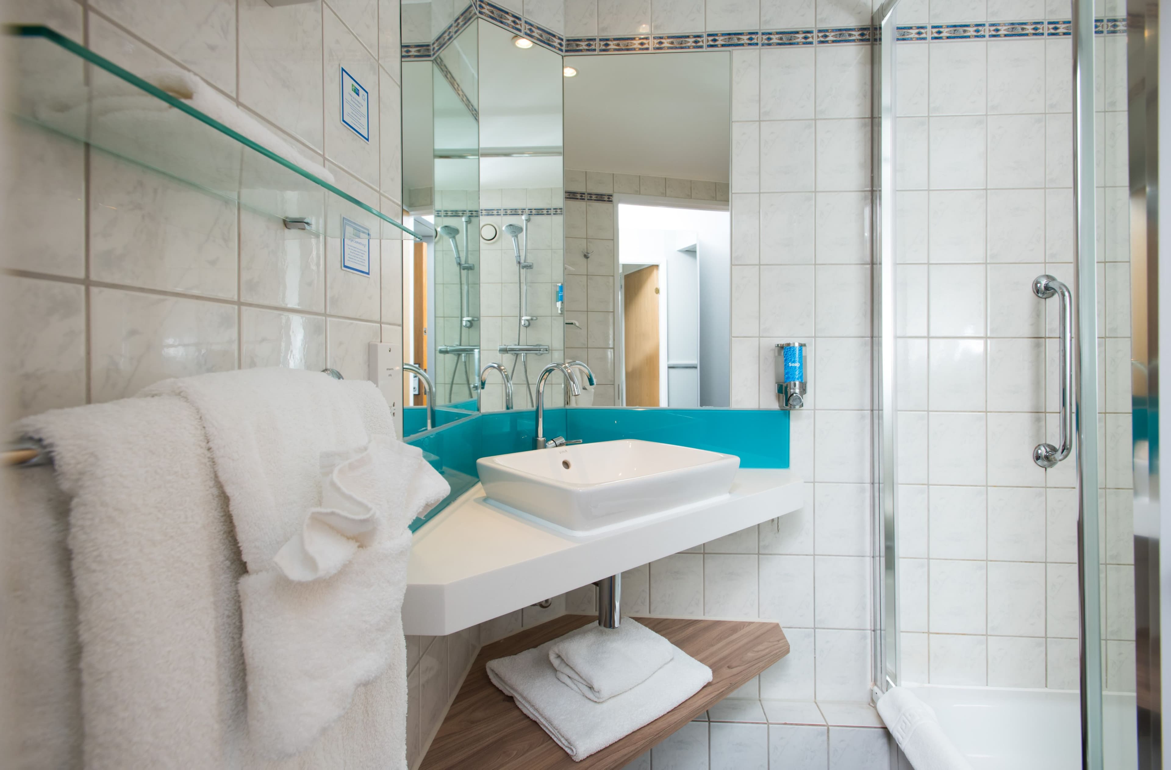 Holiday Inn Express London - Luton Airport - Image 3