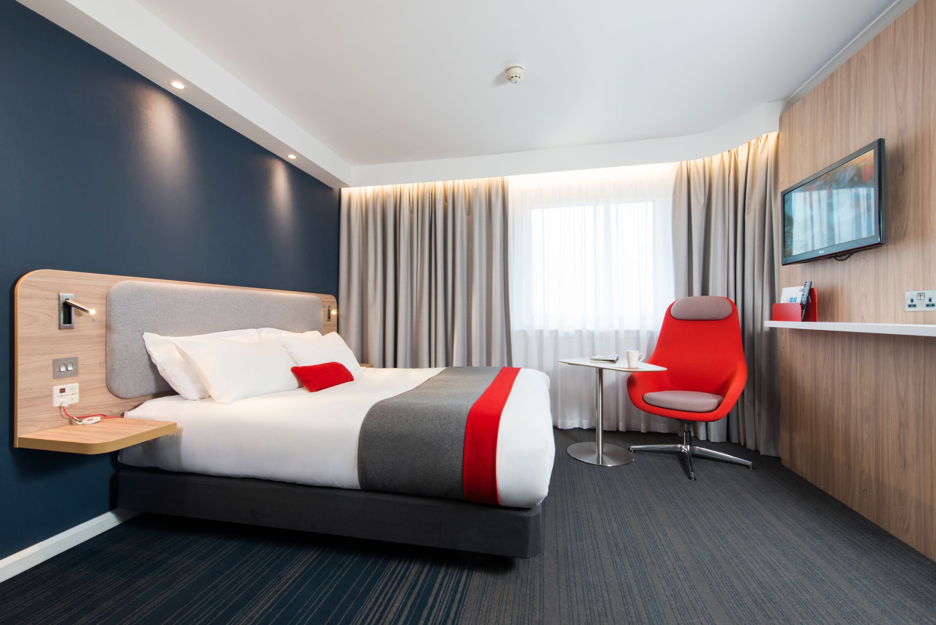 Holiday Inn Express London - Luton Airport - Image 5