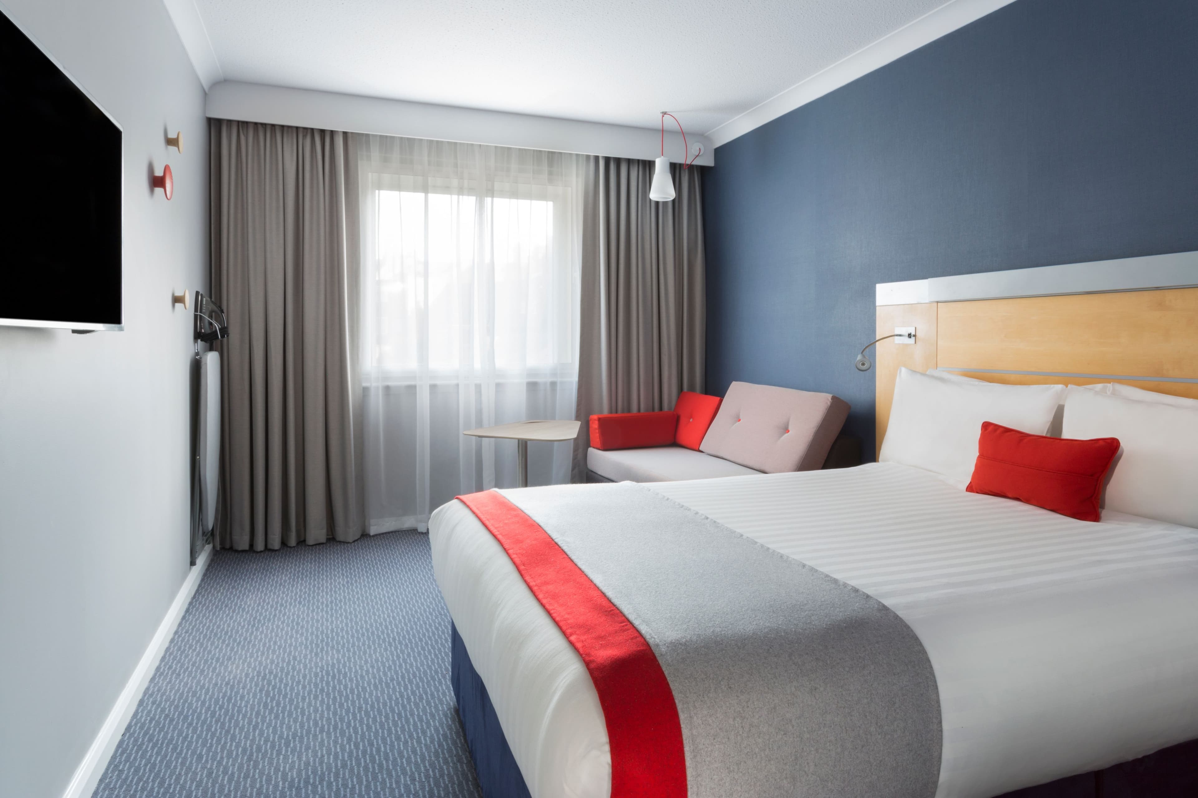 Holiday Inn Express London - Park Royal - Image 2