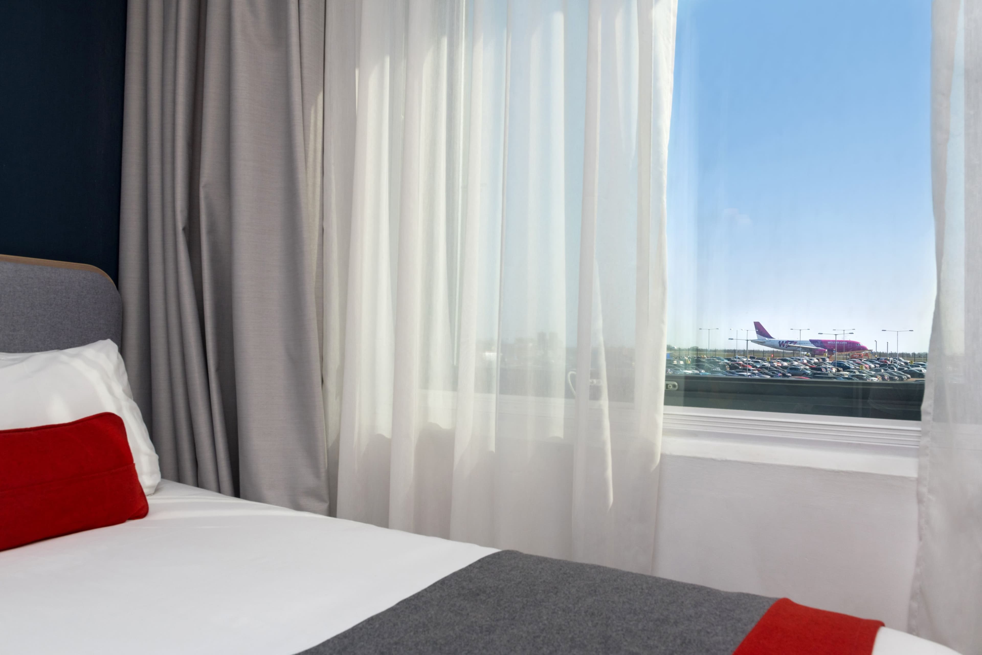 Holiday Inn Express London - Luton Airport - Image 4