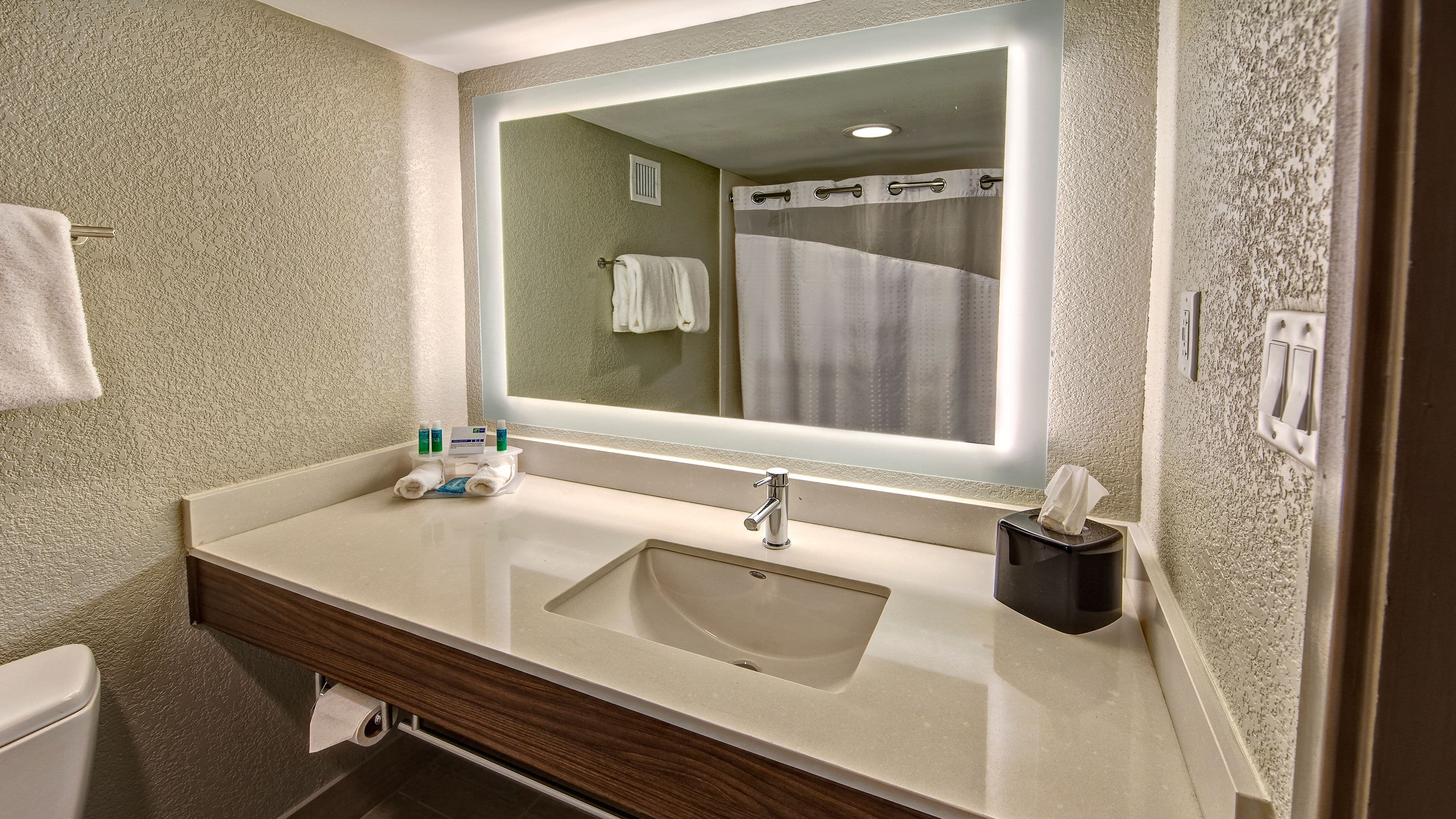Holiday Inn Express Louisville Airport Expo Center — 7