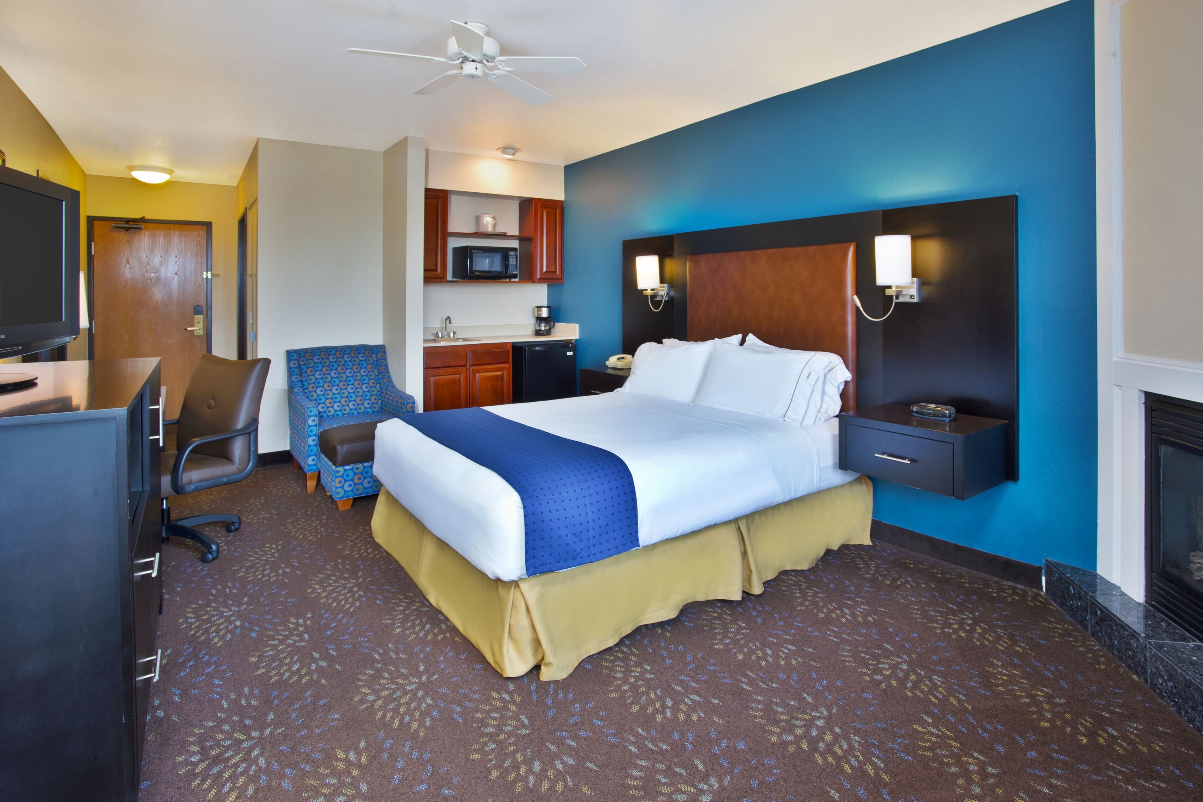 Holiday Inn Express Mackinaw City - Image 5
