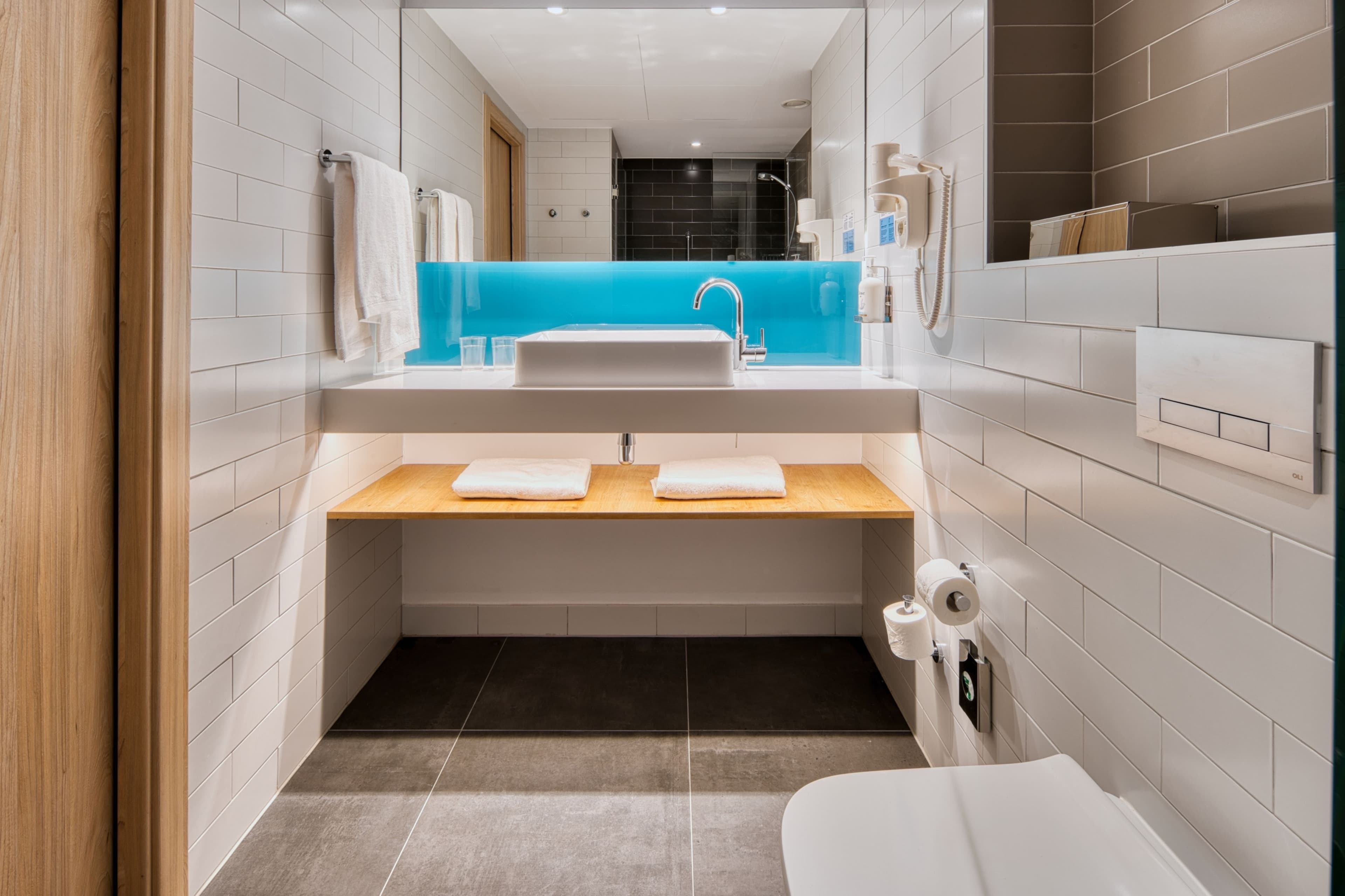 Standard Room with Free Breakfast - Image 7