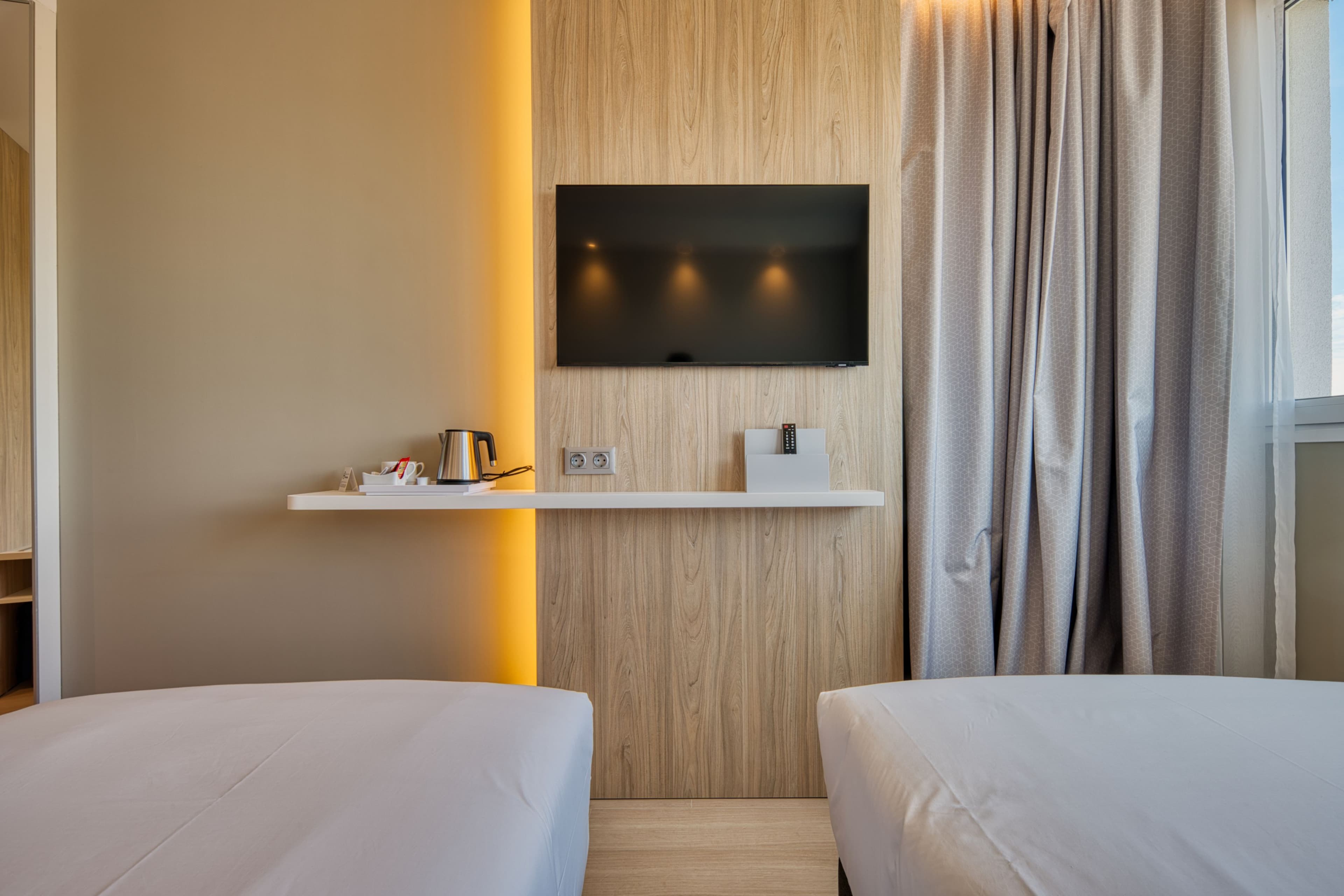 Standard Room with Free Breakfast - Image 5