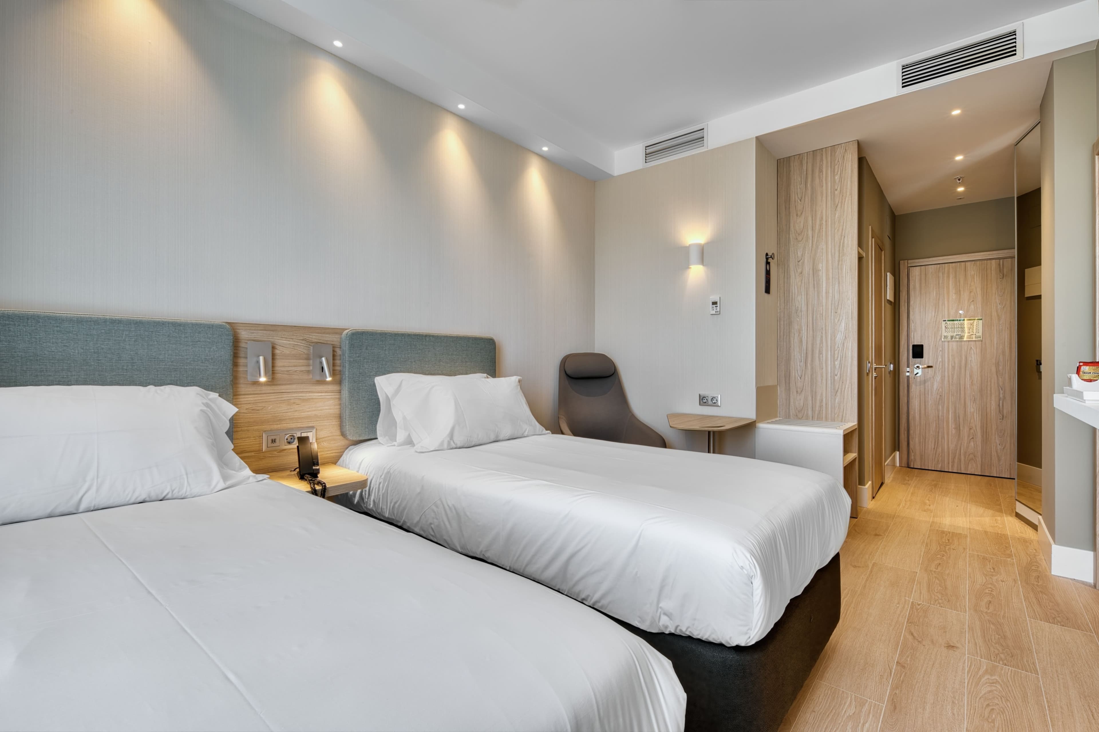 Standard Room with Free Breakfast - Image 11