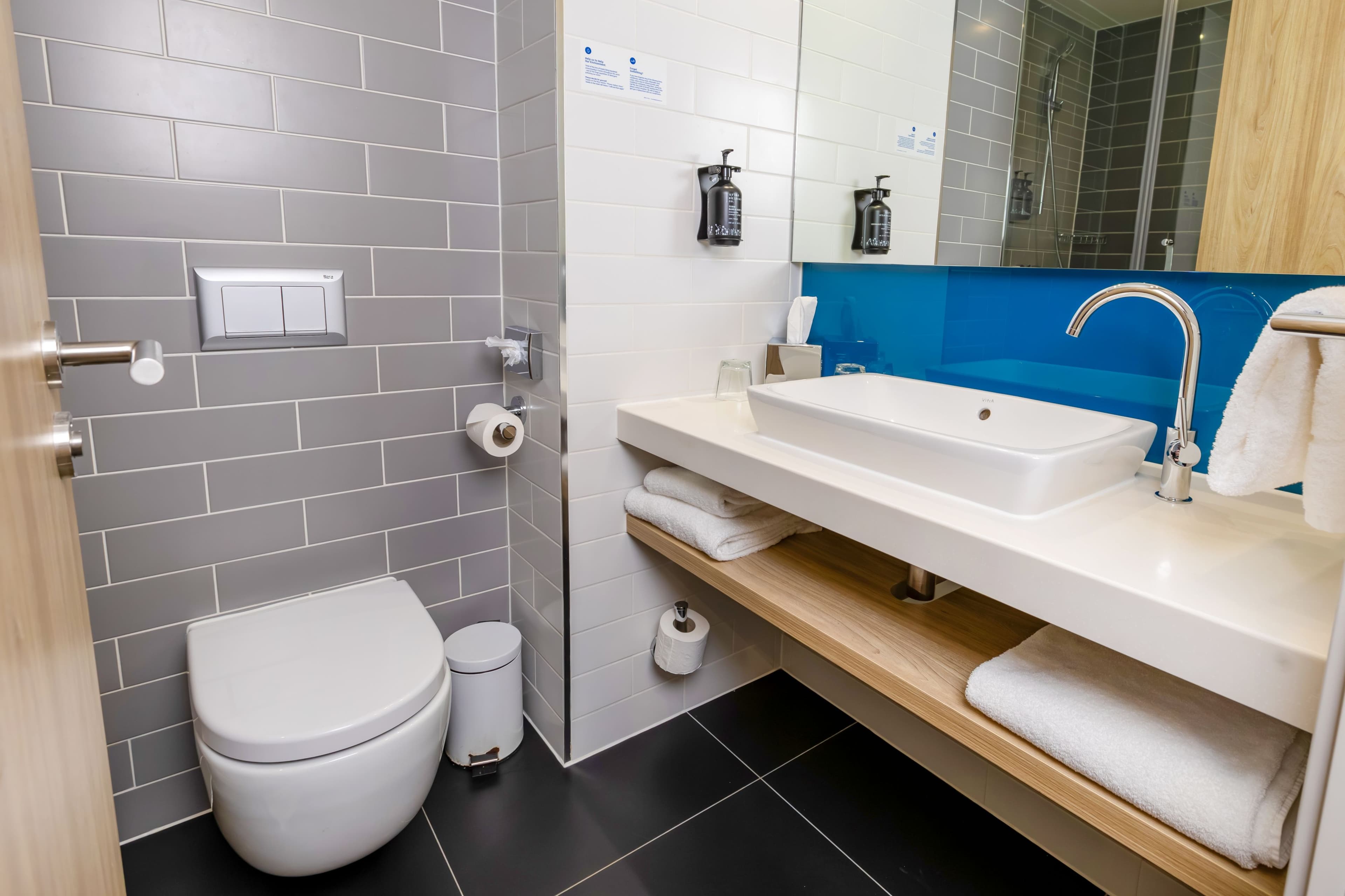 Holiday Inn Express Manchester - Trafford City - Image 4
