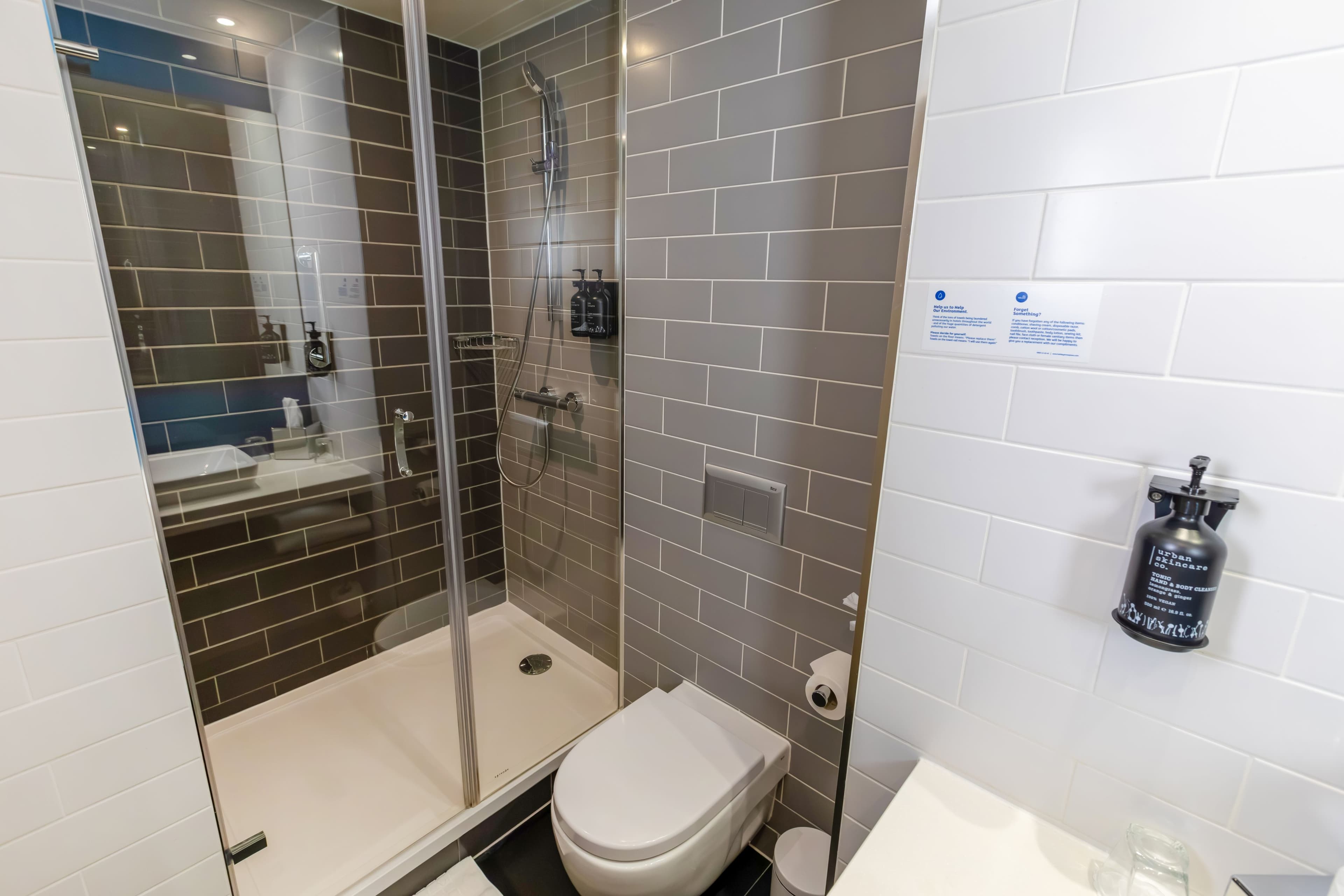 Holiday Inn Express Manchester - Trafford City - Image 2