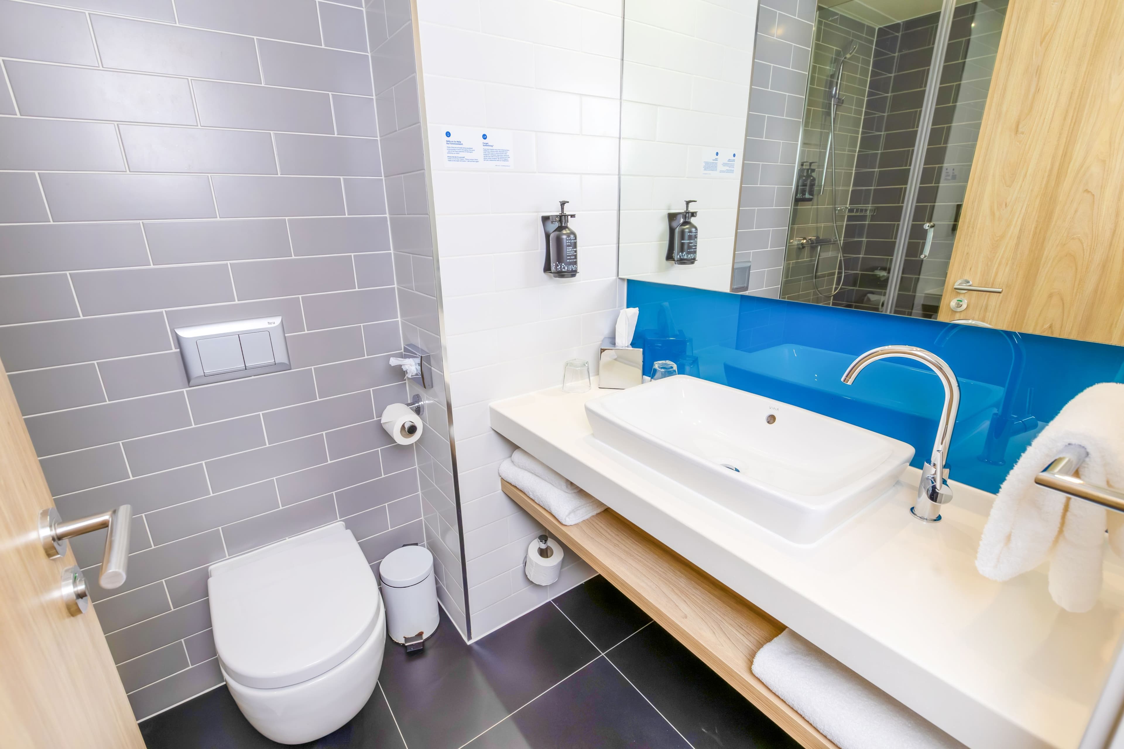 Holiday Inn Express Manchester - Trafford City - Image 3