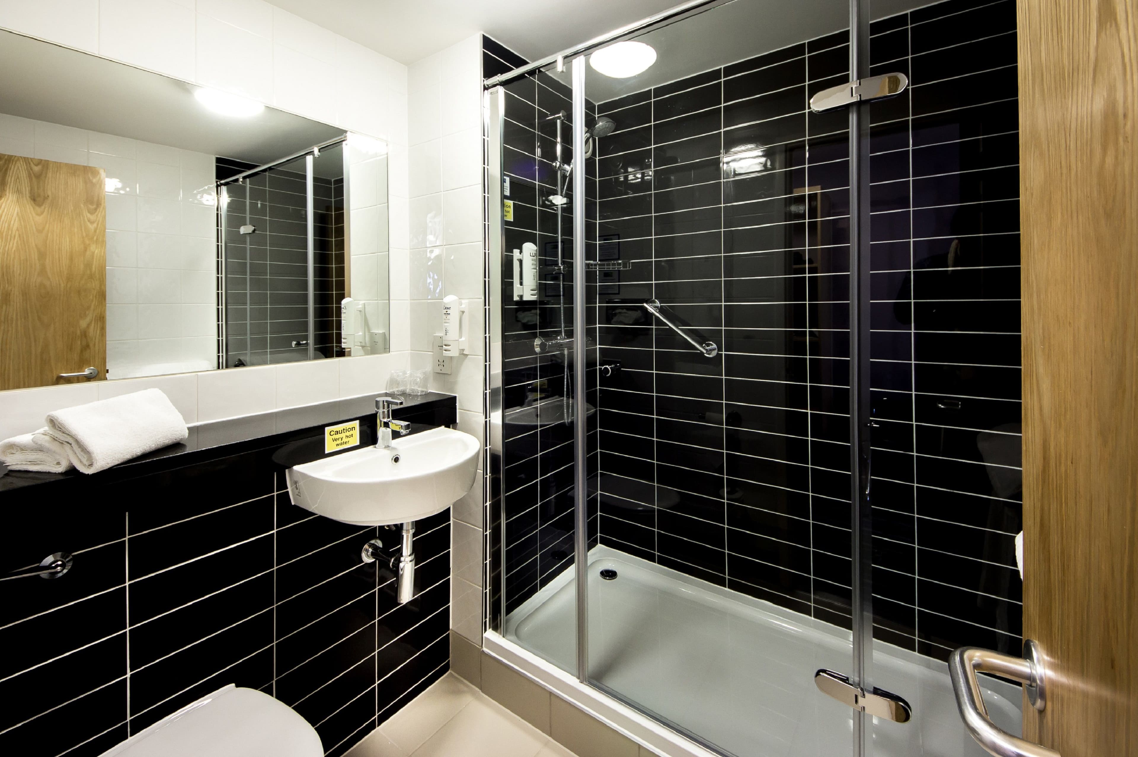Holiday Inn Express Manchester Airport - Image 4