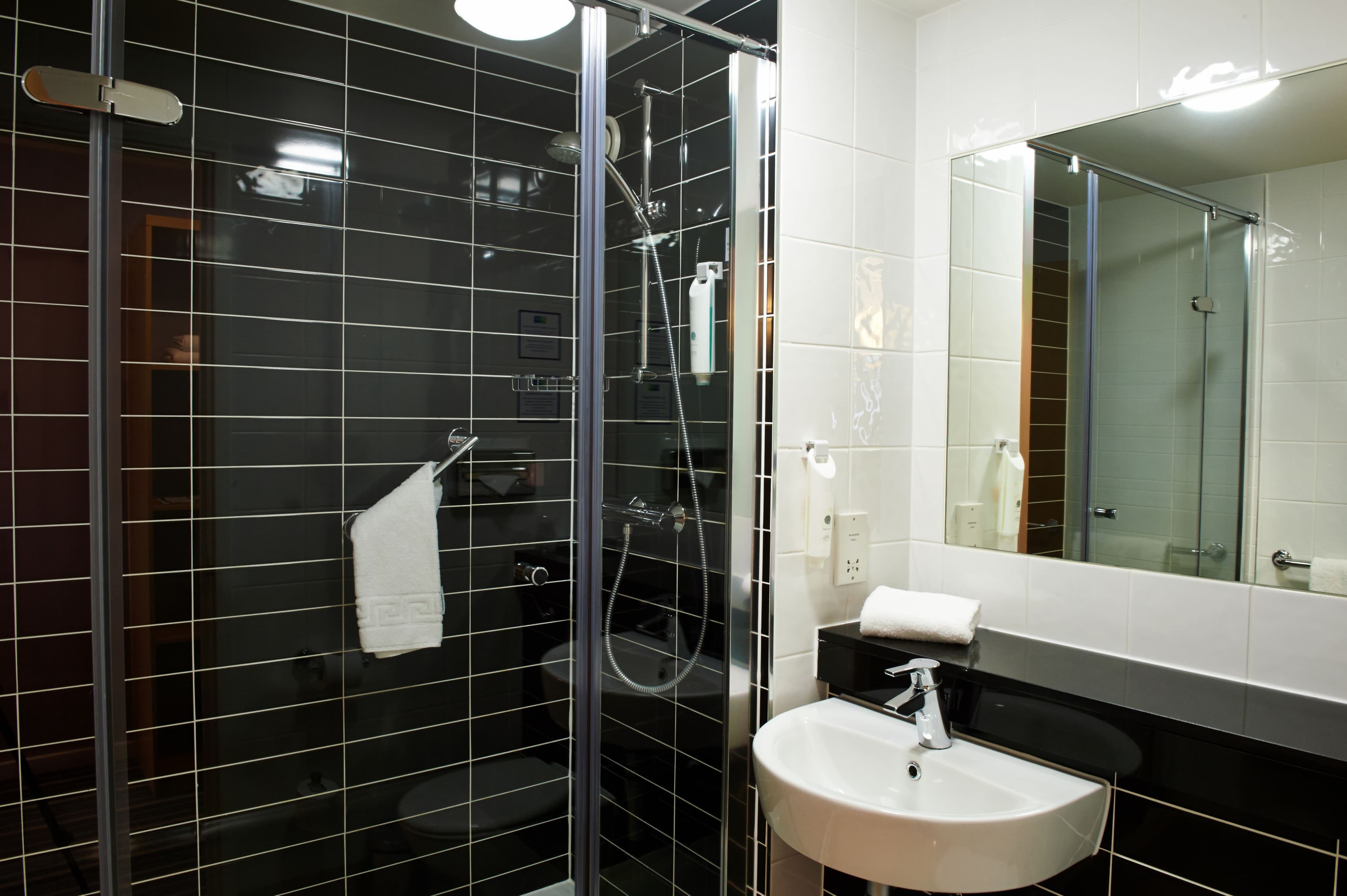 Holiday Inn Express Manchester Airport - Image 3