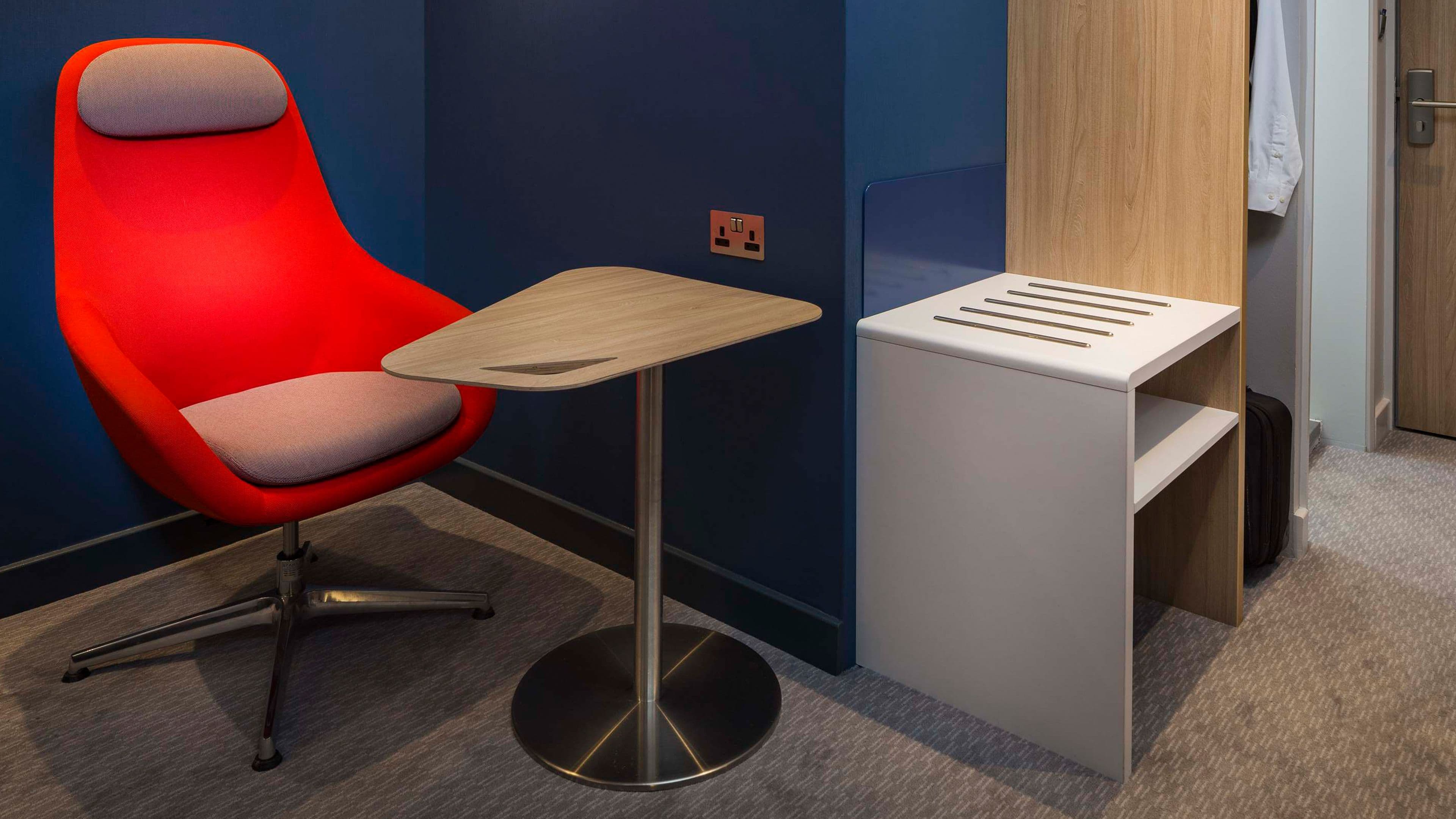 Holiday Inn Express Manchester - Trafford City - Image 5