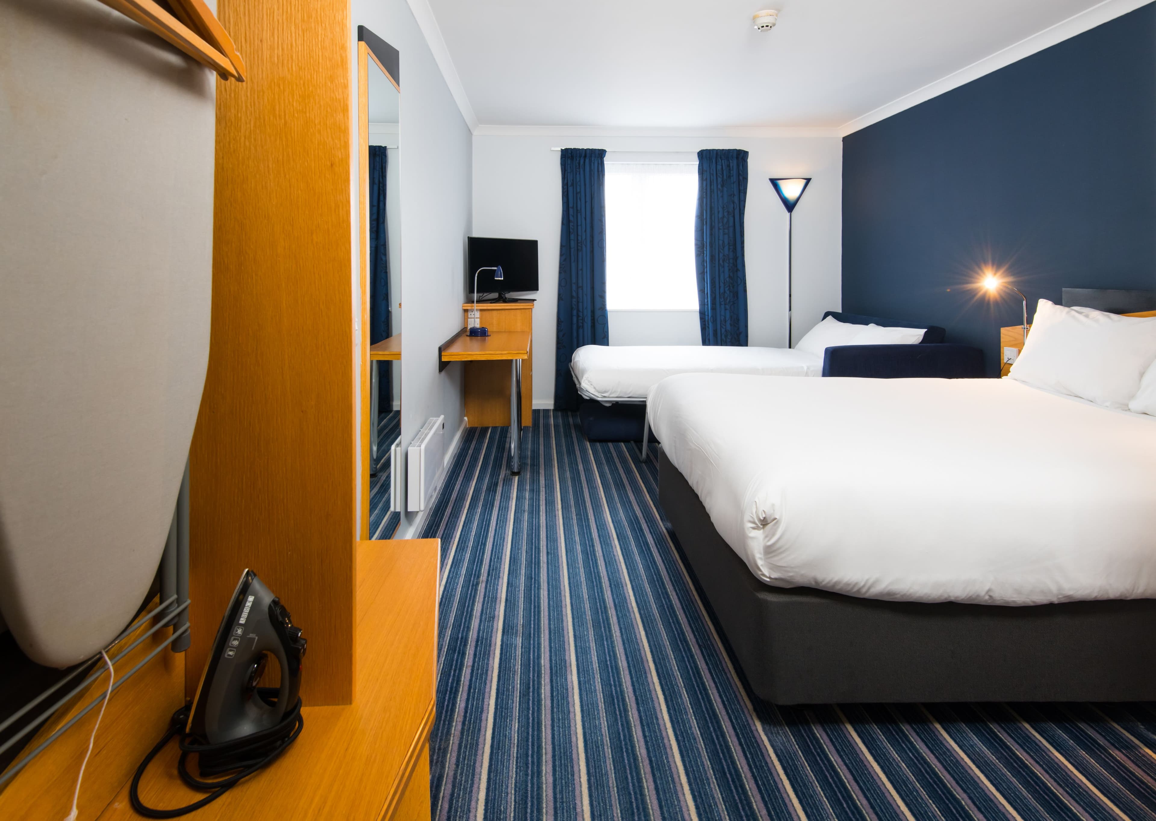 Holiday Inn Express Manchester - East — 7
