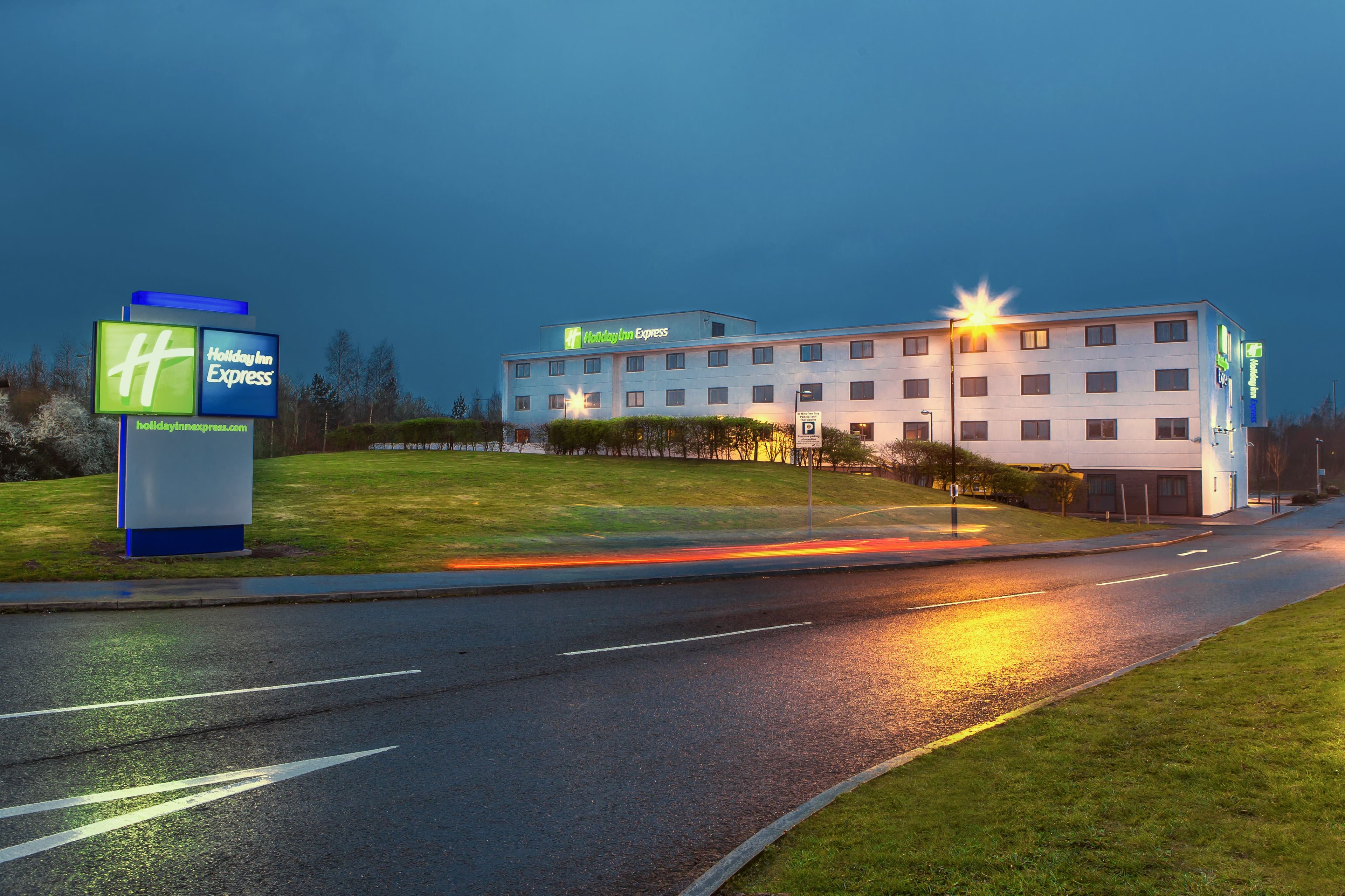 Holiday Inn Express Manchester Airport - Image 1