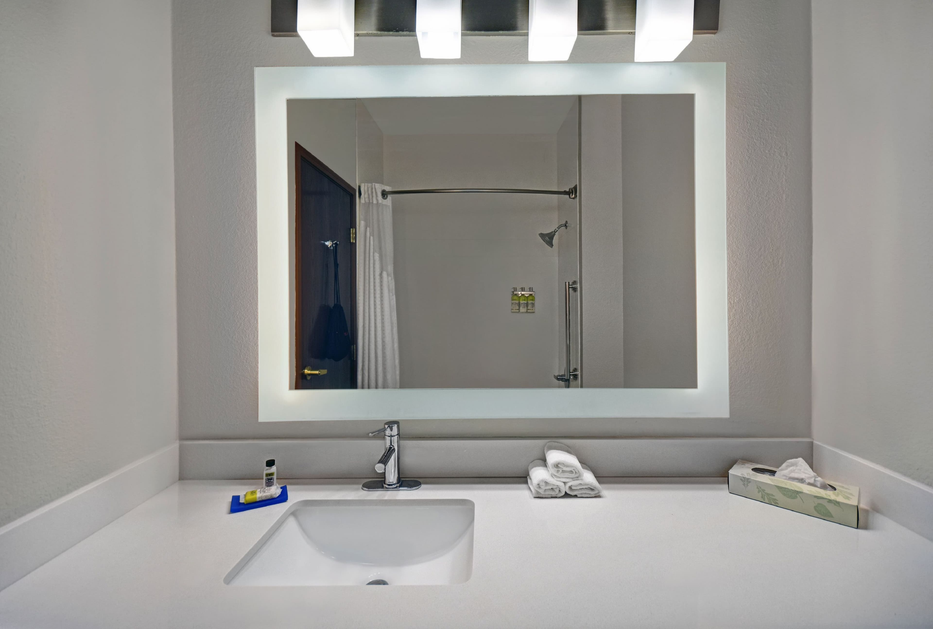 Holiday Inn Express Marshall - Image 5