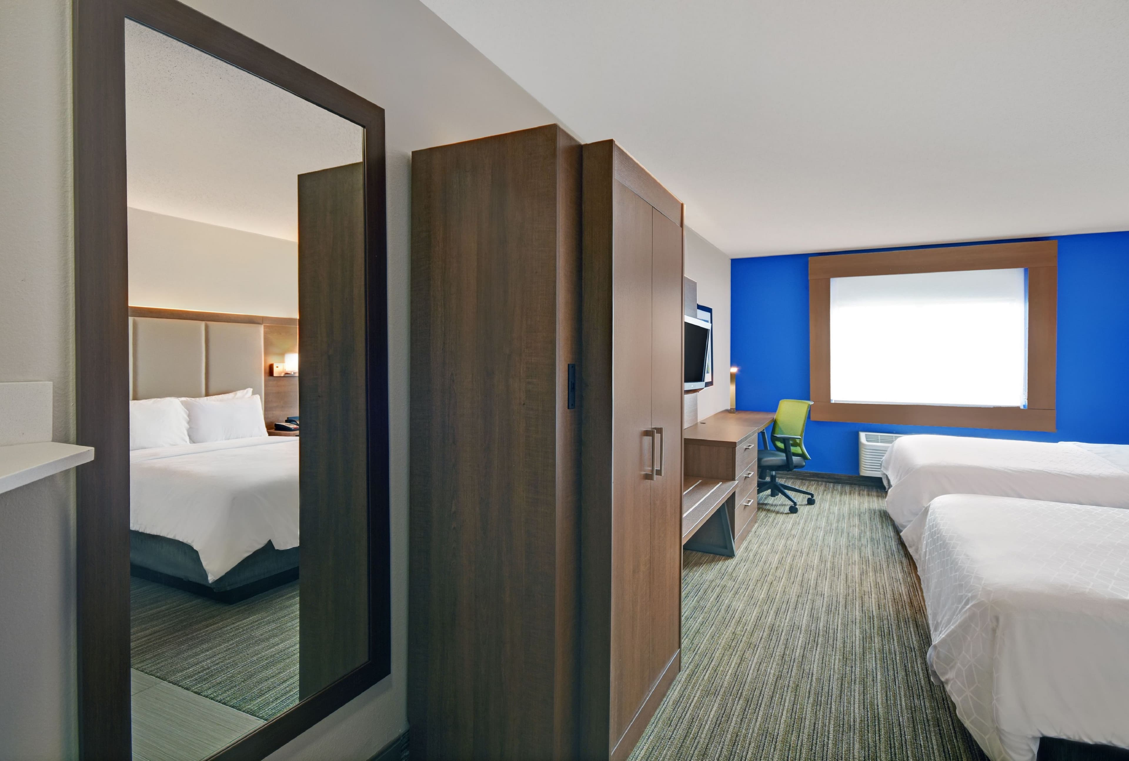 Holiday Inn Express Marshall — 12
