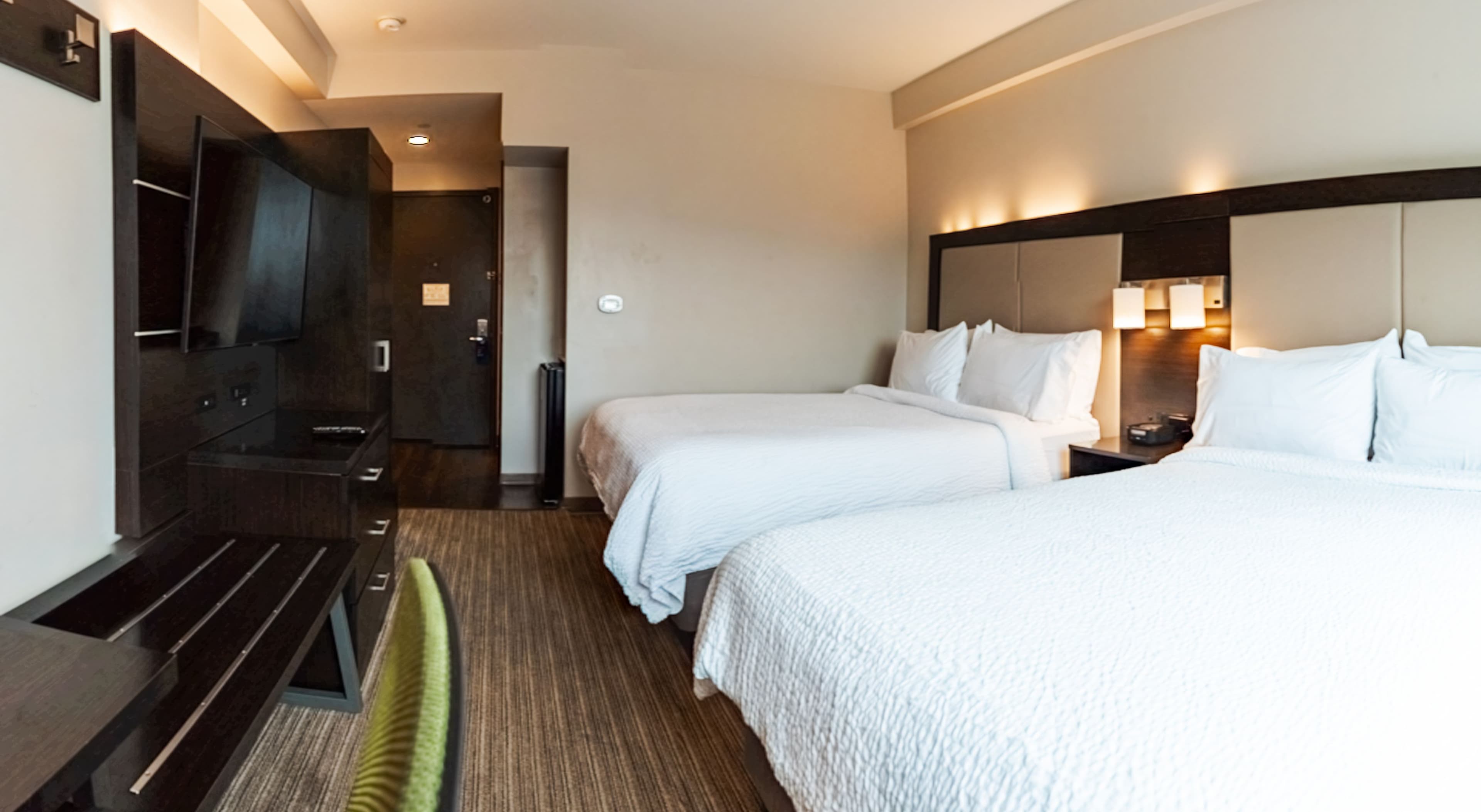 Holiday Inn Express Queens - Maspeth - Image 4