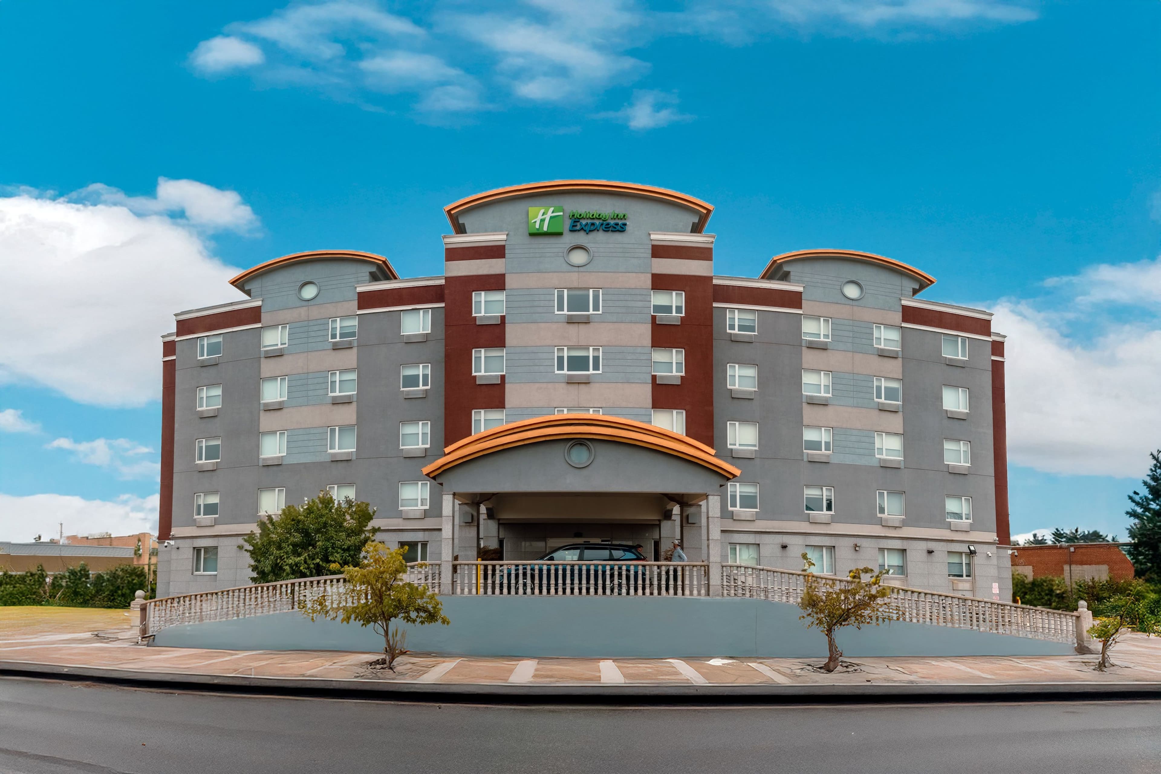 Holiday Inn Express Queens - Maspeth - Image 1