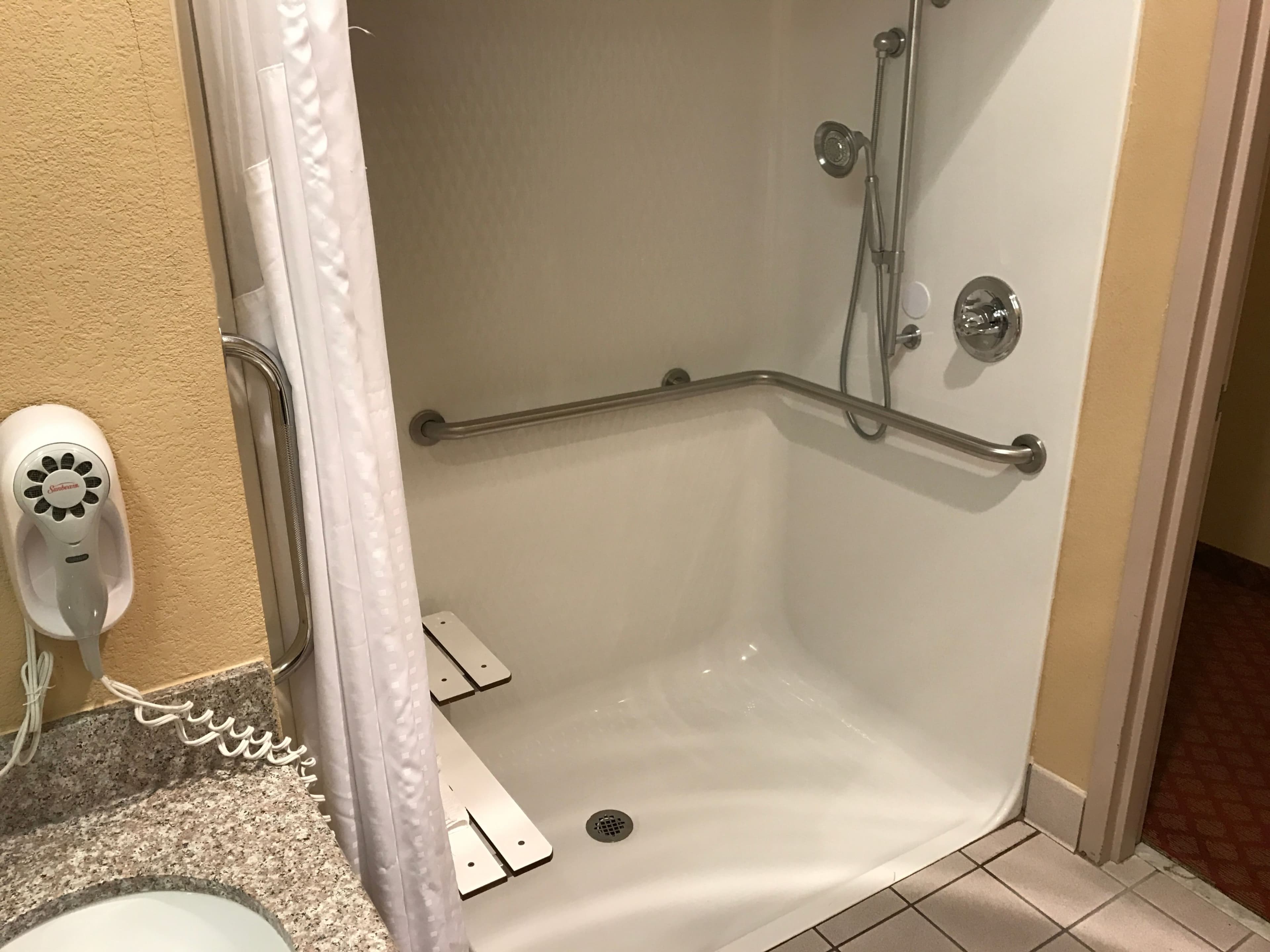 Holiday Inn Express Metropolis — 8