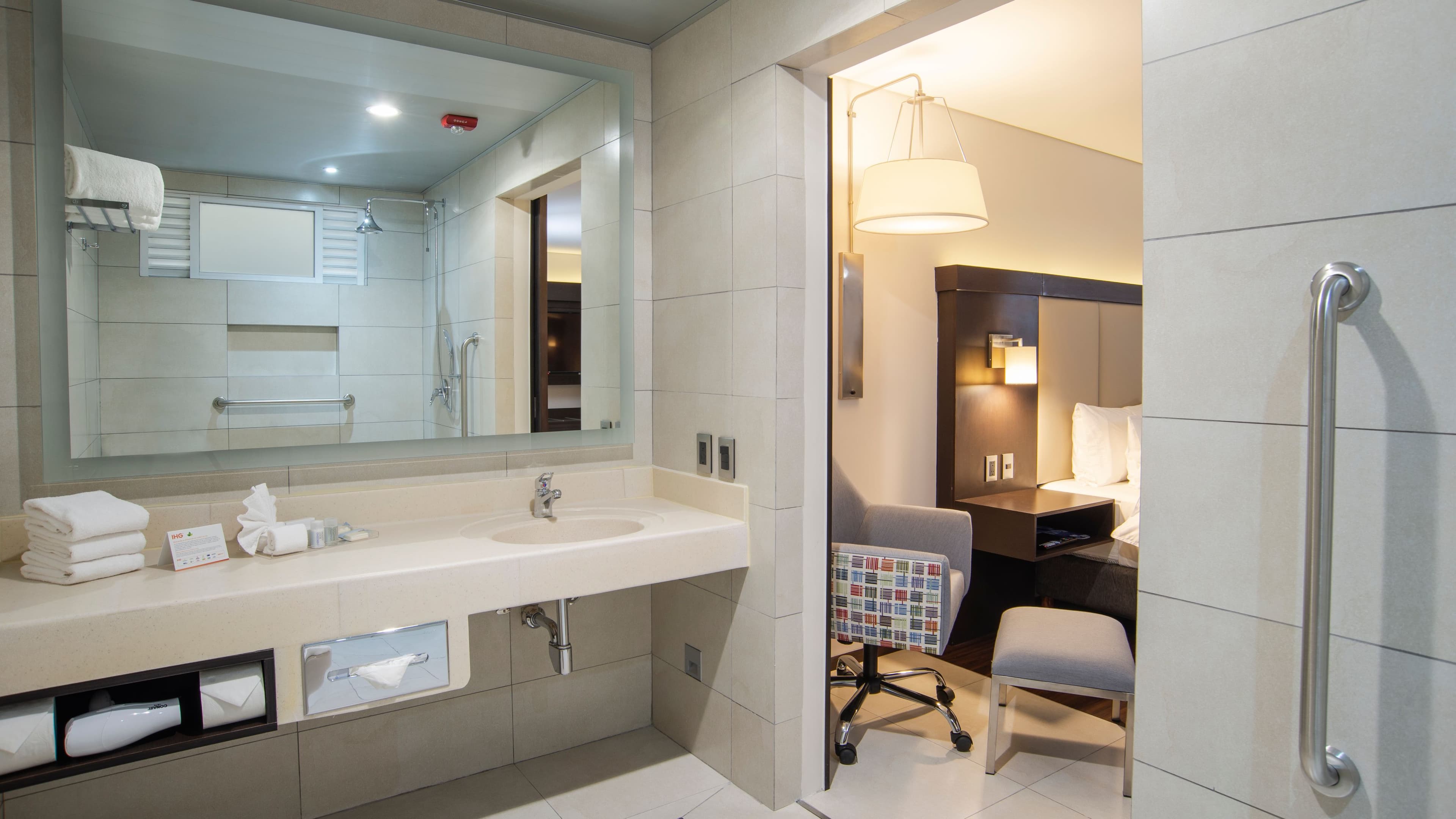 Holiday Inn Express Mexico Basilica — 7